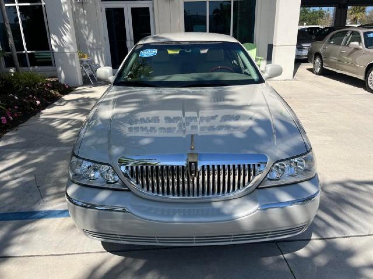 2005 Ceramic White Tri-Coat /Shale/Dove Lincoln Town Car Signature Limited LOW MILES 23,114 (1LNHM82W35Y) with an 4.6L SOHC SMPI V8 Engine engine, Automatic transmission, located at 4701 North Dixie Hwy, Pompano Beach, FL, 33064, (954) 422-2889, 26.240938, -80.123474 - OUR WEBPAGE FLORIDACARS1.COM HAS OVER 100 PHOTOS AND FREE CARFAX LINK 2005 LINCOLN TOWN CAR SIGNATURE LIMITED ROAD READY NEW $42,920 VIN: 1LNHM82W35Y626251 FLORIDA OWNER 4,6L V8 SEDAN 4 DR NO ACCIDENTS 4.6L V8 F OHV 16V POWER LEATHER SEATS GASOLINE LOW MILES 23,114 POWER MIRRORS 25 MPG REAR WHEEL DR - Photo#72