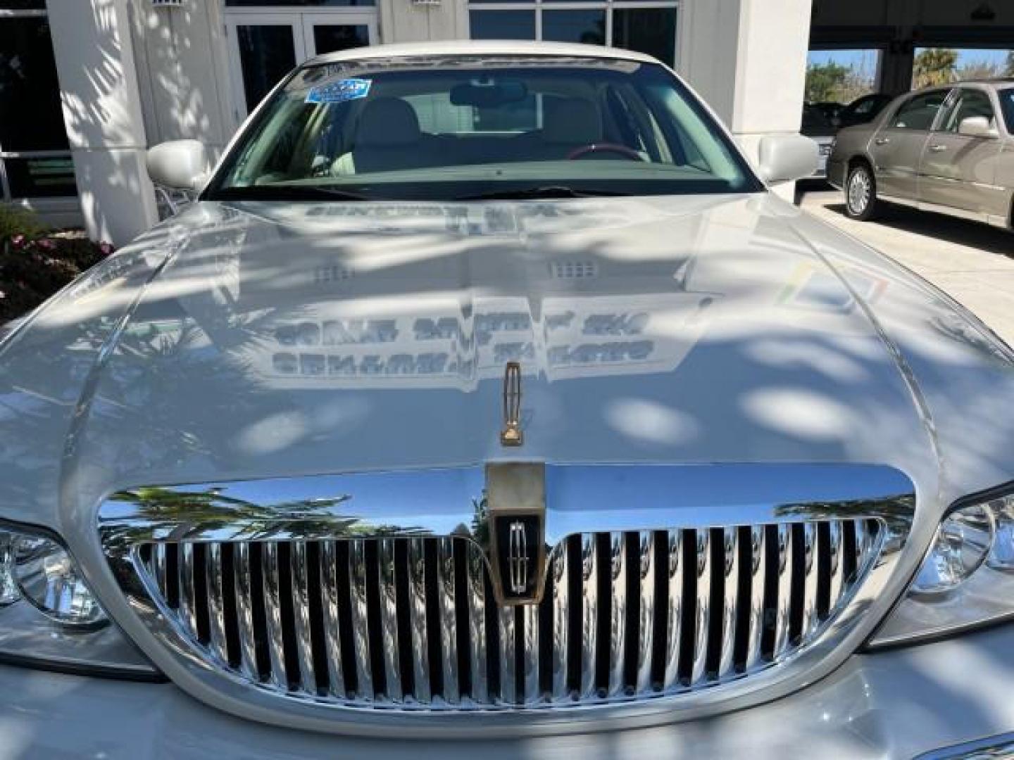 2005 Ceramic White Tri-Coat /Shale/Dove Lincoln Town Car Signature Limited LOW MILES 23,114 (1LNHM82W35Y) with an 4.6L SOHC SMPI V8 Engine engine, Automatic transmission, located at 4701 North Dixie Hwy, Pompano Beach, FL, 33064, (954) 422-2889, 26.240938, -80.123474 - OUR WEBPAGE FLORIDACARS1.COM HAS OVER 100 PHOTOS AND FREE CARFAX LINK 2005 LINCOLN TOWN CAR SIGNATURE LIMITED ROAD READY NEW $42,920 VIN: 1LNHM82W35Y626251 FLORIDA OWNER 4,6L V8 SEDAN 4 DR NO ACCIDENTS 4.6L V8 F OHV 16V POWER LEATHER SEATS GASOLINE LOW MILES 23,114 POWER MIRRORS 25 MPG REAR WHEEL DR - Photo#76