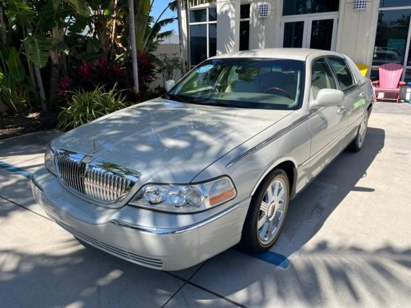 2005 Ceramic White Tri-Coat /Shale/Dove Lincoln Town Car Signature Limited LOW MILES 23,114 (1LNHM82W35Y) with an 4.6L SOHC SMPI V8 Engine engine, Automatic transmission, located at 4701 North Dixie Hwy, Pompano Beach, FL, 33064, (954) 422-2889, 26.240938, -80.123474 - OUR WEBPAGE FLORIDACARS1.COM HAS OVER 100 PHOTOS AND FREE CARFAX LINK 2005 LINCOLN TOWN CAR SIGNATURE LIMITED ROAD READY NEW $42,920 VIN: 1LNHM82W35Y626251 FLORIDA OWNER 4,6L V8 SEDAN 4 DR NO ACCIDENTS 4.6L V8 F OHV 16V POWER LEATHER SEATS GASOLINE LOW MILES 23,114 POWER MIRRORS 25 MPG REAR WHEEL DR - Photo#77