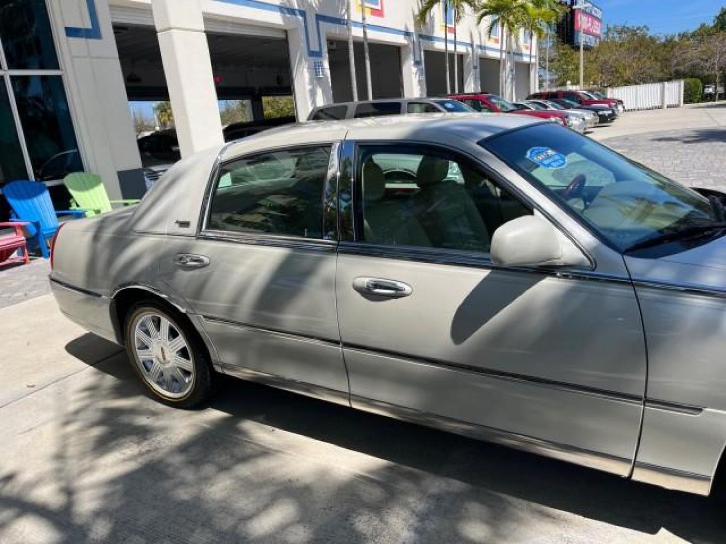 2005 Ceramic White Tri-Coat /Shale/Dove Lincoln Town Car Signature Limited LOW MILES 23,114 (1LNHM82W35Y) with an 4.6L SOHC SMPI V8 Engine engine, Automatic transmission, located at 4701 North Dixie Hwy, Pompano Beach, FL, 33064, (954) 422-2889, 26.240938, -80.123474 - OUR WEBPAGE FLORIDACARS1.COM HAS OVER 100 PHOTOS AND FREE CARFAX LINK 2005 LINCOLN TOWN CAR SIGNATURE LIMITED ROAD READY NEW $42,920 VIN: 1LNHM82W35Y626251 FLORIDA OWNER 4,6L V8 SEDAN 4 DR NO ACCIDENTS 4.6L V8 F OHV 16V POWER LEATHER SEATS GASOLINE LOW MILES 23,114 POWER MIRRORS 25 MPG REAR WHEEL DR - Photo#82