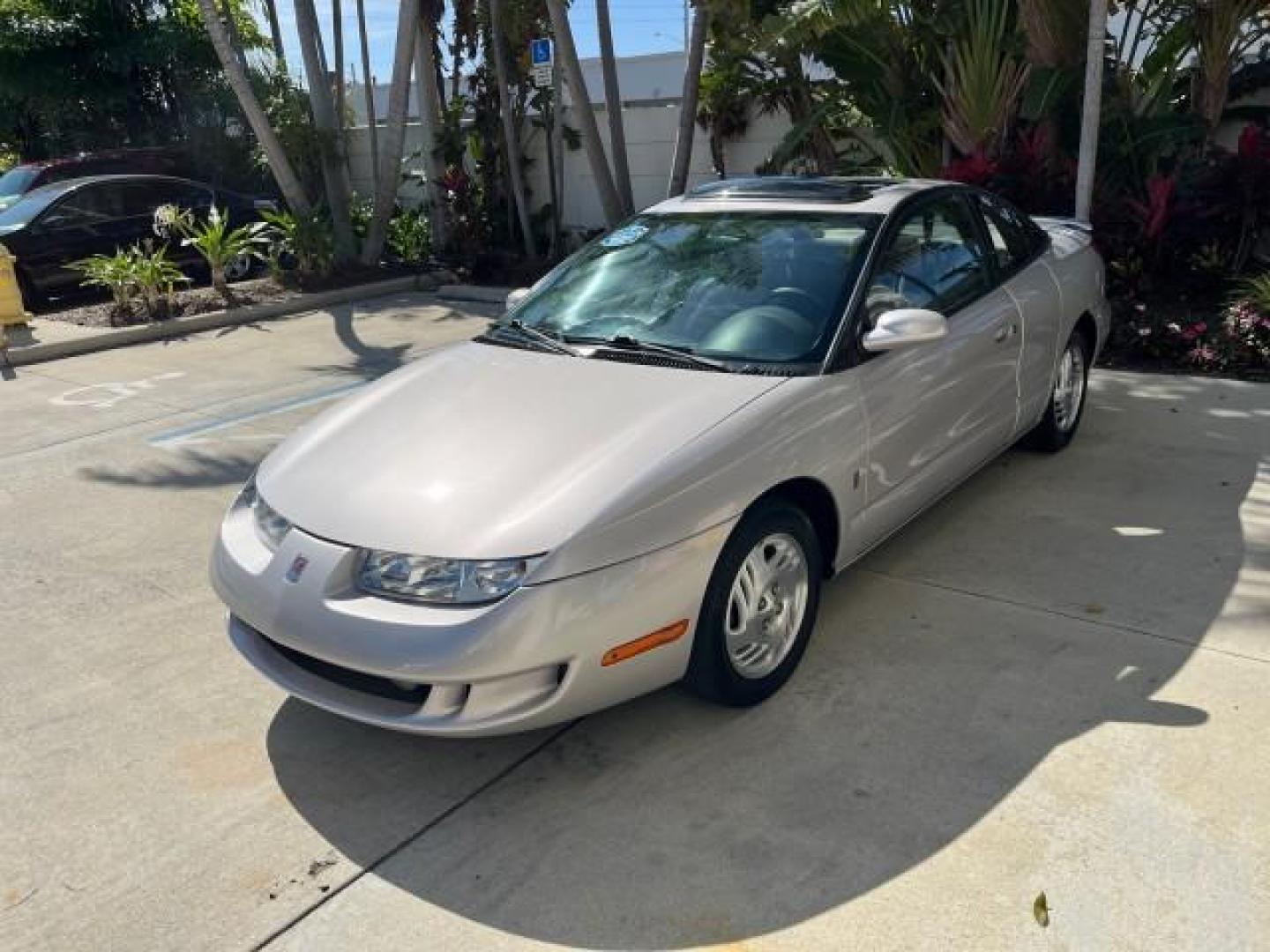 1999 Silver /Grey Saturn SC 3dr LOW MILES 53,616 (1G8ZY1276XZ) with an 1.9L DOHC SPFI 16-Valve L4 Aluminum Engine engine, Automatic transmission, located at 4701 North Dixie Hwy, Pompano Beach, FL, 33064, (954) 422-2889, 26.240938, -80.123474 - 1999 SATURN S-SERIES SC2 ROAD READY 1.9L L4 VIN: 1G8ZY1276XZ371017 NO RECALLS 36 MPG COUPE 3 DR LOW MILES 53,616 1.9L I4 F DOHC 16V 21 SERVICE RECORDS GASOLINE POWER SUNROOF FRONT WHEEL DRIVE POWER MIRRORS THIS IS ONE OF THE NICEST SATURN'S WE HAVE EVER LISTED RETIREE NORTH CAROLINA TITLE THIS IS TH - Photo#3