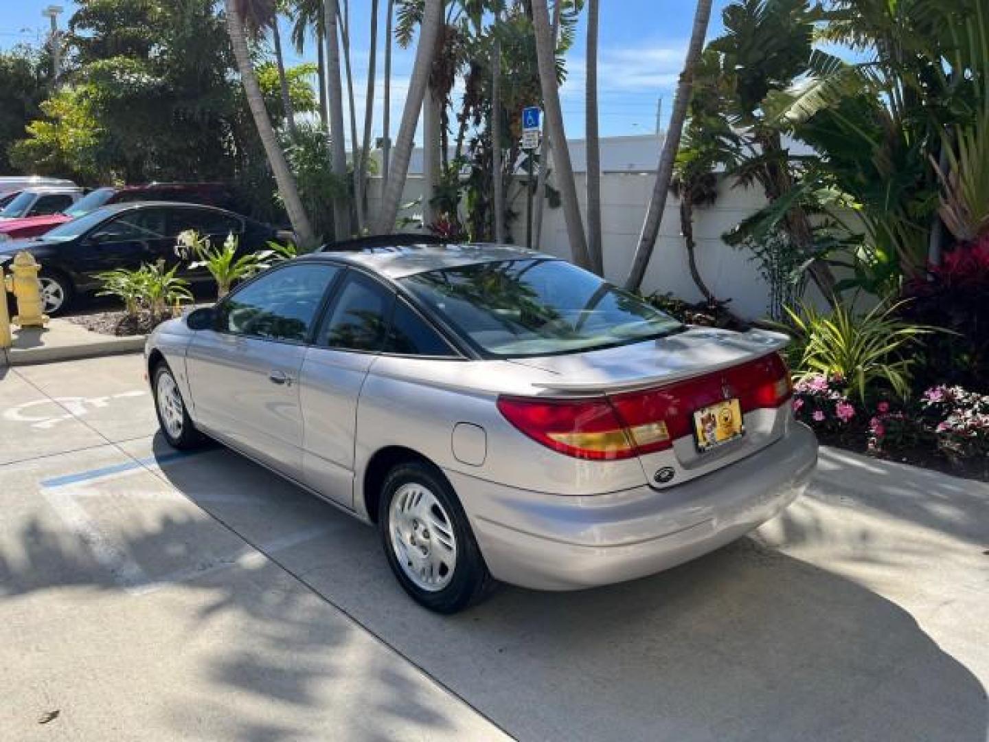 1999 Silver /Grey Saturn SC 3dr LOW MILES 53,616 (1G8ZY1276XZ) with an 1.9L DOHC SPFI 16-Valve L4 Aluminum Engine engine, Automatic transmission, located at 4701 North Dixie Hwy, Pompano Beach, FL, 33064, (954) 422-2889, 26.240938, -80.123474 - 1999 SATURN S-SERIES SC2 ROAD READY 1.9L L4 VIN: 1G8ZY1276XZ371017 NO RECALLS 36 MPG COUPE 3 DR LOW MILES 53,616 1.9L I4 F DOHC 16V 21 SERVICE RECORDS GASOLINE POWER SUNROOF FRONT WHEEL DRIVE POWER MIRRORS THIS IS ONE OF THE NICEST SATURN'S WE HAVE EVER LISTED RETIREE NORTH CAROLINA TITLE THIS IS TH - Photo#4