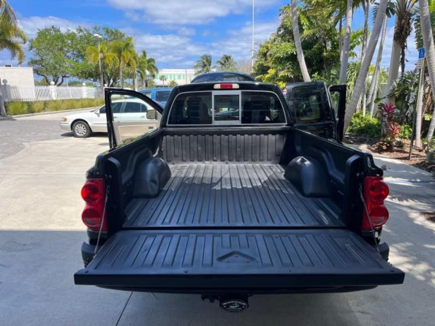 2005 Black /Khaki Dodge Dakota SLT LOW MILES 59,997 4 DR (1D7HE42N35S) with an 4.7L V8 Magnum Engine engine, Automatic transmission, located at 4701 North Dixie Hwy, Pompano Beach, FL, 33064, (954) 422-2889, 26.240938, -80.123474 - 2005 DODGE DAKOTA SLT ROAD READY 4.7L V8 VIN: 1D7HE42N35S122373 FLORIDA OWNER CLUB CAB PICKUP LOW MILES 59,997 4.7L V8 F NO ACCIDENTS GASOLINE 12 SERVICE RECORDS REAR WHEEL DRIVE 6.6FT BED POWER SEATS 6.6' Bed Length Alloy Wheels Automatic Climate Control Cruise Control Fog Lights RWD THIS IS ONE OF - Photo#14