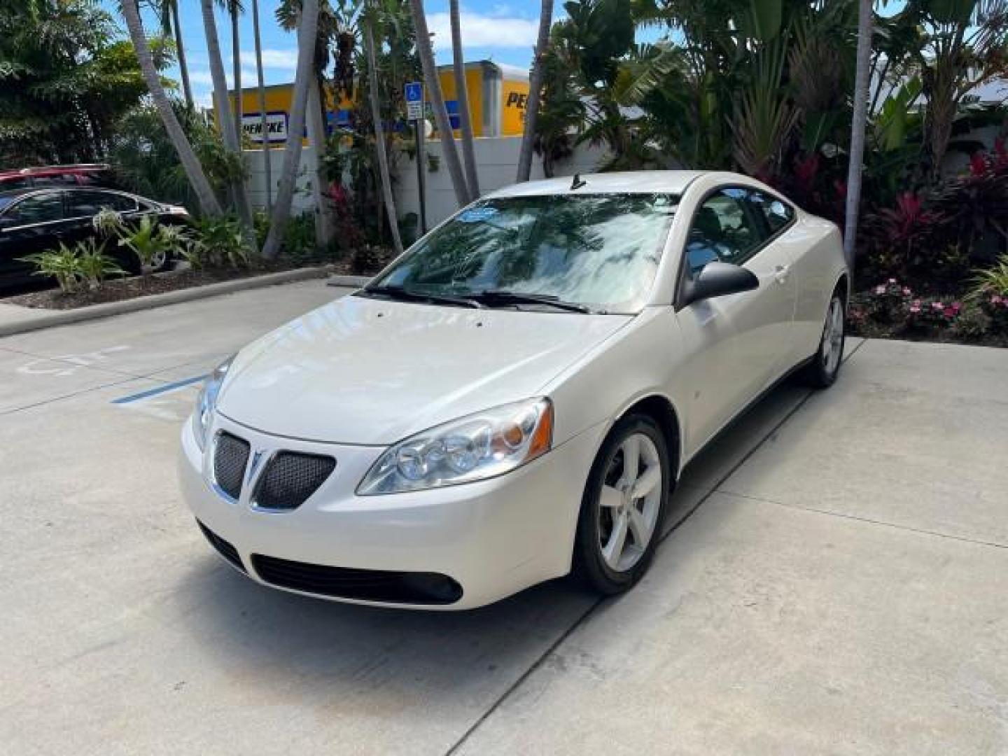 2008 White Diamond Tricoat /Light Taupe Pontiac G6 1 FL GT LOW MILES 32,089 (1G2ZH17N084) with an 3.5L VVT V6 SFI Engine engine, Automatic transmission, located at 4701 North Dixie Hwy, Pompano Beach, FL, 33064, (954) 422-2889, 26.240938, -80.123474 - 2008 PONTIAC G6 GT ROAD READY 3.5L V6 VIN: 1G2ZH17N084233196 NO ACCIDENTS COUPE NO RECALLS 3.5L V6 F 1 OWNER FLORIDA GASOLINE LOW MILES 32,089 FRONT WHEEL DRIVE POWER LEATHER SEATS 10 SERVICE RECORDS Anti-Theft System Chrome Exhaust Tip Connected Car Cruise Control Curtain Airbags Electronic Tractio - Photo#3