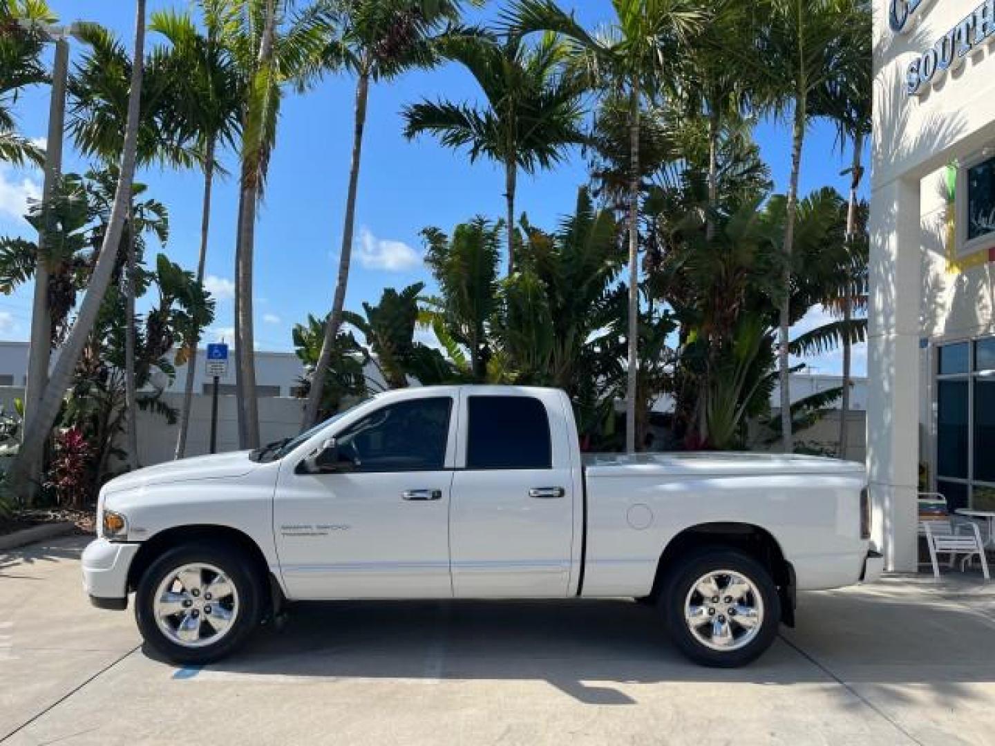 2004 Bright White /Dark Slate Gray Dodge Ram 1500 4 DR SLT V 8 LOW MILES (1D7HA18N44S) with an 4.7L V8 Magnum Engine engine, Automatic transmission, located at 4701 North Dixie Hwy, Pompano Beach, FL, 33064, (954) 422-2889, 26.240938, -80.123474 - OUR WEBPAGE FLORIDACARS1.COM HAS OVER 100 PHOTOS AND FREE CARFAX LINK 2004 DODGE RAM 1500 SLT ROAD READY 4.7L V8 VIN: 1D7HA18N44S753651 1 OWNER FLORIDA 4 DOOR EXTENDED CAB PICKUP LOW MILES 75,330 4.7L V8 F NO ACCIDENTS NO RECALLS GASOLINE POWER SEATS/MIRRORS REAR WHEEL DRIVE 6.4FT BED 18 SERVICE REC - Photo#4