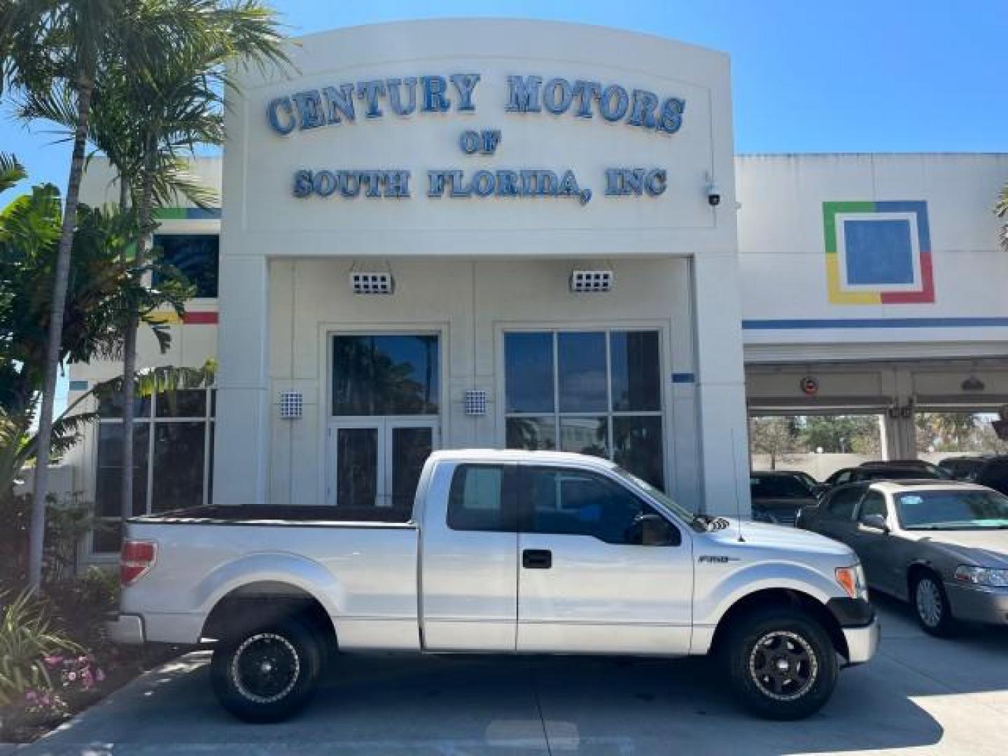 2009 Brilliant Silver Metallic /Stone Ford F-150 1 FL XL LOW MILES 36,855 (1FTRX12W99K) with an 4.6L 3v EFI V8 Engine engine, Automatic transmission, located at 4701 North Dixie Hwy, Pompano Beach, FL, 33064, (954) 422-2889, 26.240938, -80.123474 - 2009 FORD F-150 XL ROAD READY WORK READY VIN: 1FTRX12W99KB43072 NO ACCIDENTS NO RECALLS 4 DOOR EXTENDED CAB PICKUP 1 OWNER FLORIDA 4.6L V8 F SOHC 16V LOW MILES 36,855 4.6L V8 GASOLINE 14 SERVICE RECORDS REAR WHEEL DRIVE VINYL SEATS 6.6 FT BED 4X2 Alloy Wheels Anti-Theft System Curtain Airbags Electr - Photo#0