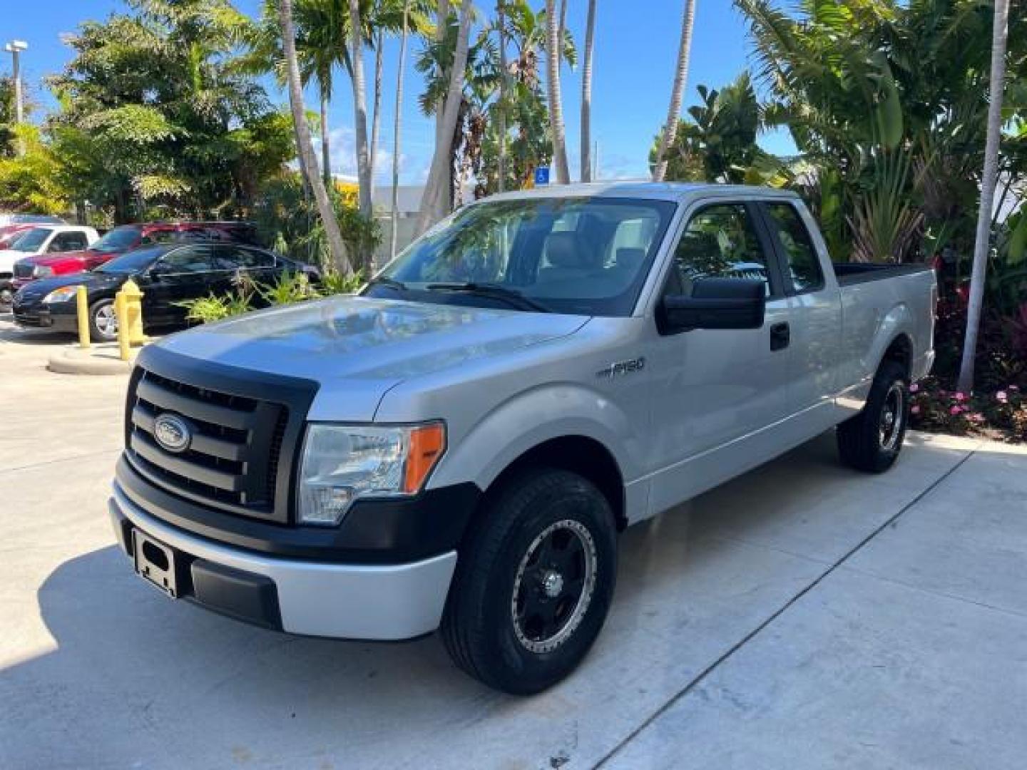 2009 Brilliant Silver Metallic /Stone Ford F-150 1 FL XL LOW MILES 36,855 (1FTRX12W99K) with an 4.6L 3v EFI V8 Engine engine, Automatic transmission, located at 4701 North Dixie Hwy, Pompano Beach, FL, 33064, (954) 422-2889, 26.240938, -80.123474 - 2009 FORD F-150 XL ROAD READY WORK READY VIN: 1FTRX12W99KB43072 NO ACCIDENTS NO RECALLS 4 DOOR EXTENDED CAB PICKUP 1 OWNER FLORIDA 4.6L V8 F SOHC 16V LOW MILES 36,855 4.6L V8 GASOLINE 14 SERVICE RECORDS REAR WHEEL DRIVE VINYL SEATS 6.6 FT BED 4X2 Alloy Wheels Anti-Theft System Curtain Airbags Electr - Photo#3