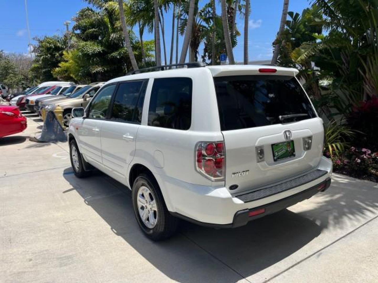 2007 Taffeta White /Saddle Honda Pilot EX LOW MILES 65,235 (5FNYF28417B) with an 3.5L SOHC MPFI 24-Valve i-VTEC V6 Engine engine, Automatic transmission, located at 4701 North Dixie Hwy, Pompano Beach, FL, 33064, (954) 422-2889, 26.240938, -80.123474 - OUR WEBPAGE FLORIDACARS1.COM HAS OVER 100 PHOTOS AND FREE CARFAX LINK 2007 HONDA PILOT EX ROAD READY 3.5L V6 VIN: 5FNYF28417B023674 NO ACCIDENTS 4 DOOR WAGON/SPORT UTILITY NO RECALLS 3.5L V6 F SOHC LOW MILES 65,235 GASOLINE POWER SEARS/MIRRORS 8 SERVICE RECORDS FRONT WHEEL DRIVE FLORIDA OWNER 3 ROW - Photo#5