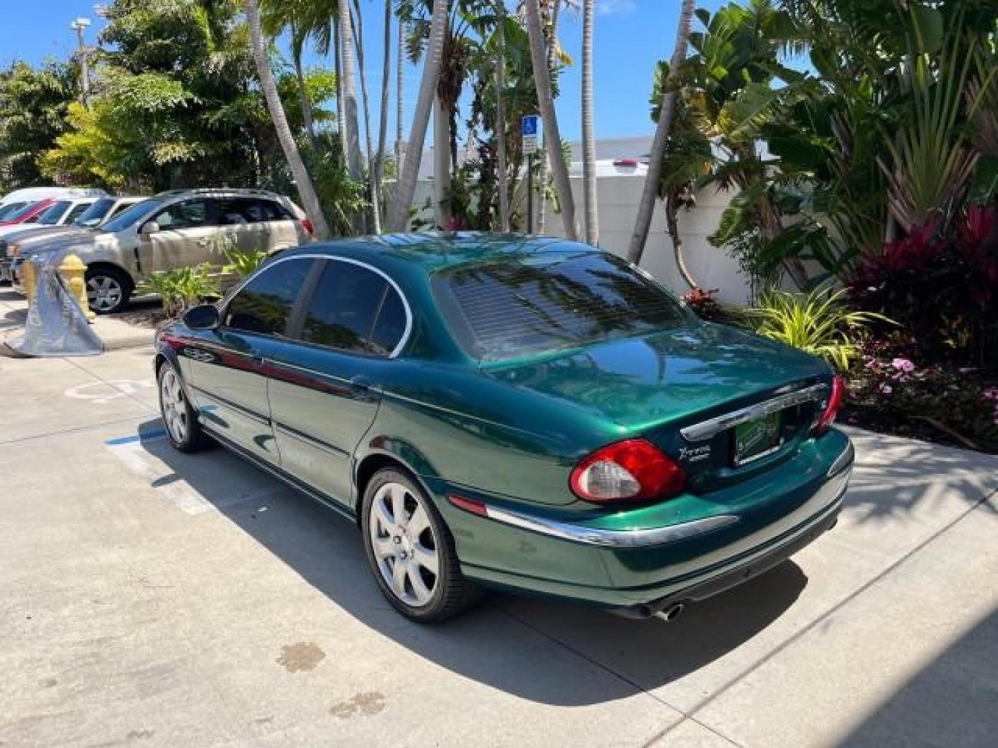 2006 Jaguar Racing Green /Ivory Jaguar X-TYPE AWD LOW MILES 61,609 (SAJWA51A56W) with an 3.0L DOHC SMPI 24-Valve V6 Engine engine, Automatic transmission, located at 4701 North Dixie Hwy, Pompano Beach, FL, 33064, (954) 422-2889, 26.240938, -80.123474 - OUR WEBPAGE FLORIDACARS1.COM HAS OVER 100 PHOTOS AND FREE CARFAX LINK 2006 JAGUAR X-TYPE 3.0L NEW $40,855 ROAD READY VIN: SAJWA51A56WE96399 NO ACCIDENTS NO RECALLS SEDAN 4 DR FLORIDA OWNER 3.0L V6 3.0L V6 F DOHC PARK SENSORS POWER LEATHER SEATS GASOLINE 7 SERVICE RECORDS POWER SUNROOF/MIRRORS ALL WH - Photo#5