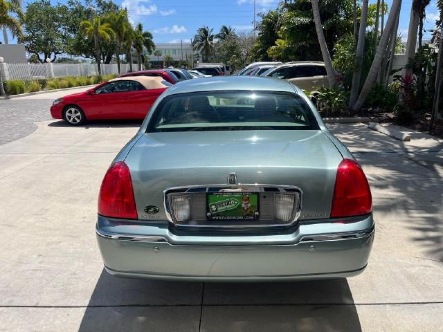 2005 Light Tundra Metallic /Shale/Dove Lincoln Town Car Signature LOW MILES 61,191 (1LNHM81W05Y) with an 4.6L SOHC SMPI V8 Engine engine, Automatic transmission, located at 4701 North Dixie Hwy, Pompano Beach, FL, 33064, (954) 422-2889, 26.240938, -80.123474 - 2005 LINCOLN TOWN CAR SIGNATURE NEW $42,055 ROAD READY VIN: 1LNHM81W05Y642621 NO ACCIDENTS NO RECALLS SEDAN 4 DR FLORIDA OWNER 4.6L V8 4.6L V8 F OHV 16V SIGNATURE LOW MILES 61,191 GASOLINE DUAL ZONE AC 14 SERVICE RECORDS REAR WHEEL DRIVE PARK SENSORS POWER LEATHER SEATS Alloy Wheels Anti-Theft Syste - Photo#6