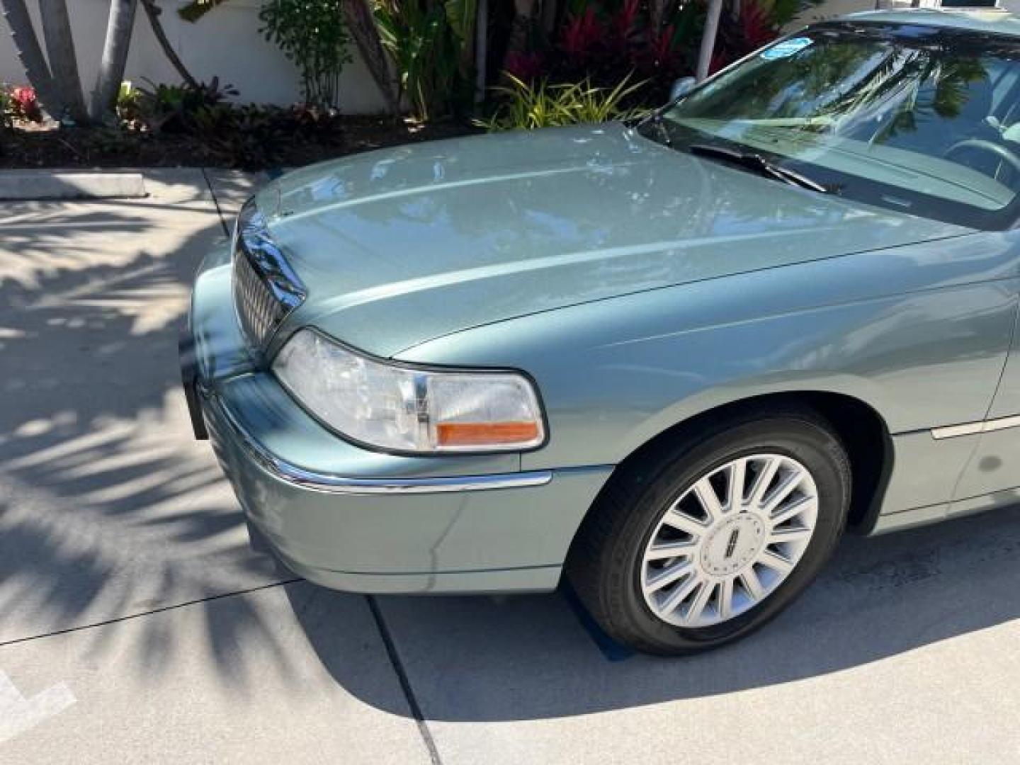 2005 Light Tundra Metallic /Shale/Dove Lincoln Town Car Signature LOW MILES 61,191 (1LNHM81W05Y) with an 4.6L SOHC SMPI V8 Engine engine, Automatic transmission, located at 4701 North Dixie Hwy, Pompano Beach, FL, 33064, (954) 422-2889, 26.240938, -80.123474 - 2005 LINCOLN TOWN CAR SIGNATURE NEW $42,055 ROAD READY VIN: 1LNHM81W05Y642621 NO ACCIDENTS NO RECALLS SEDAN 4 DR FLORIDA OWNER 4.6L V8 4.6L V8 F OHV 16V SIGNATURE LOW MILES 61,191 GASOLINE DUAL ZONE AC 14 SERVICE RECORDS REAR WHEEL DRIVE PARK SENSORS POWER LEATHER SEATS Alloy Wheels Anti-Theft Syste - Photo#75