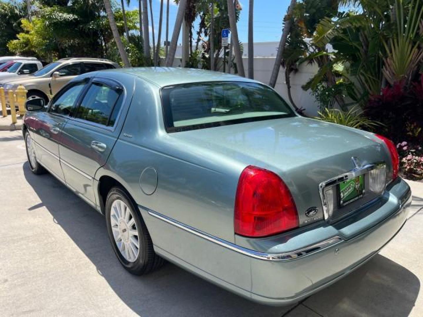 2005 Light Tundra Metallic /Shale/Dove Lincoln Town Car Signature LOW MILES 61,191 (1LNHM81W05Y) with an 4.6L SOHC SMPI V8 Engine engine, Automatic transmission, located at 4701 North Dixie Hwy, Pompano Beach, FL, 33064, (954) 422-2889, 26.240938, -80.123474 - 2005 LINCOLN TOWN CAR SIGNATURE NEW $42,055 ROAD READY VIN: 1LNHM81W05Y642621 NO ACCIDENTS NO RECALLS SEDAN 4 DR FLORIDA OWNER 4.6L V8 4.6L V8 F OHV 16V SIGNATURE LOW MILES 61,191 GASOLINE DUAL ZONE AC 14 SERVICE RECORDS REAR WHEEL DRIVE PARK SENSORS POWER LEATHER SEATS Alloy Wheels Anti-Theft Syste - Photo#88