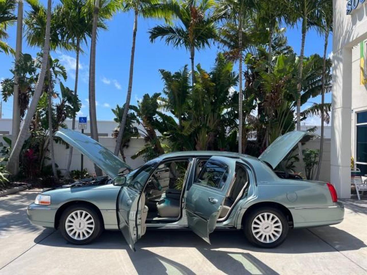 2005 Light Tundra Metallic /Shale/Dove Lincoln Town Car Signature LOW MILES 61,191 (1LNHM81W05Y) with an 4.6L SOHC SMPI V8 Engine engine, Automatic transmission, located at 4701 North Dixie Hwy, Pompano Beach, FL, 33064, (954) 422-2889, 26.240938, -80.123474 - 2005 LINCOLN TOWN CAR SIGNATURE NEW $42,055 ROAD READY VIN: 1LNHM81W05Y642621 NO ACCIDENTS NO RECALLS SEDAN 4 DR FLORIDA OWNER 4.6L V8 4.6L V8 F OHV 16V SIGNATURE LOW MILES 61,191 GASOLINE DUAL ZONE AC 14 SERVICE RECORDS REAR WHEEL DRIVE PARK SENSORS POWER LEATHER SEATS Alloy Wheels Anti-Theft Syste - Photo#8