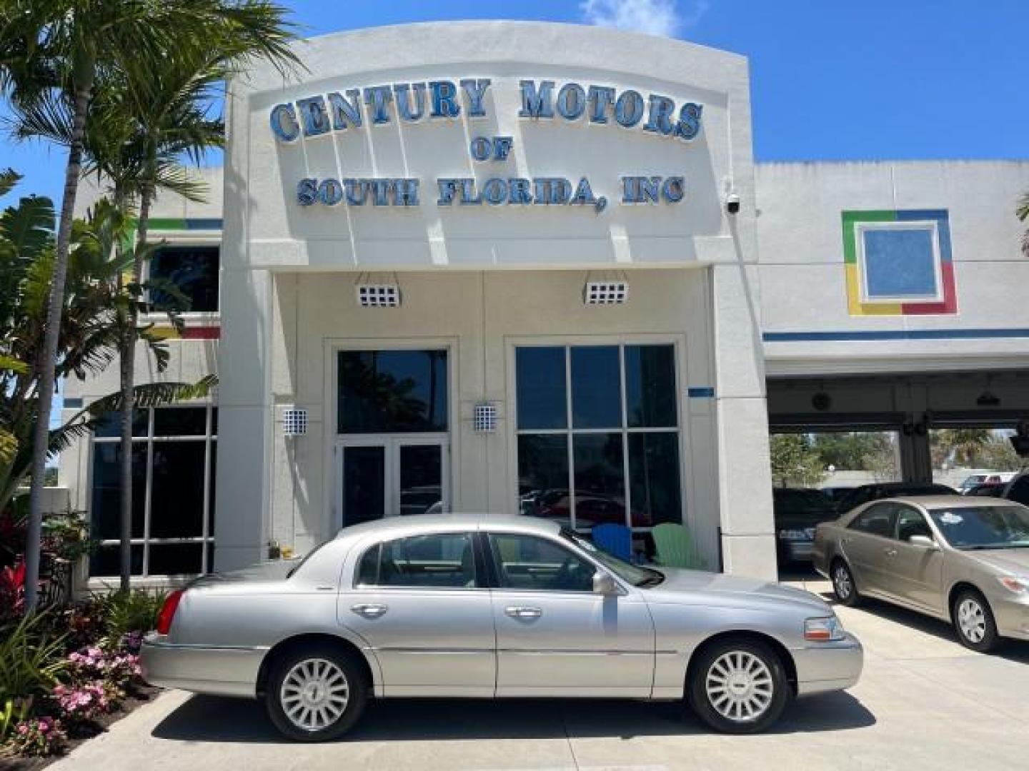 2004 Silver Birch Metallic /Med/Lt Parchment Lincoln Town Car 1 FL Signature LOW MILES 73,974 (1LNHM81W04Y) with an 4.6L SOHC SMPI V8 Engine engine, Automatic transmission, located at 4701 North Dixie Hwy, Pompano Beach, FL, 33064, (954) 422-2889, 26.240938, -80.123474 - OUR WEBPAGE FLORIDACARS1.COM HAS OVER 100 PHOTOS AND FREE CARFAX LINK 2004 LINCOLN TOWN CAR EXECUTIVE NEW $ 41,675 ROAD READY VIN: 1LNHM81W04Y644397 NO RECALLS 4.6L V8 SEDAN 4 DR 1 OWNER FLORIDA 4.6L V8 F OHV 16V 44 SERVICE RECORDS GASOLINE POWER SEATS/MIRRORS LOW MILES 73,974 REAR WHEEL DRIVE PARK - Photo#0