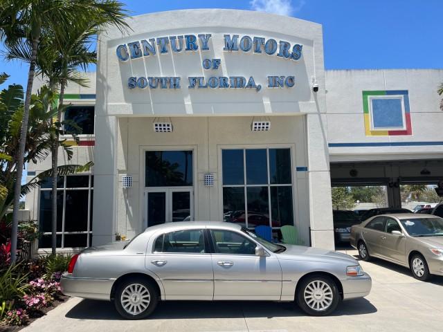 photo of 2004 Lincoln Town Car Sedan