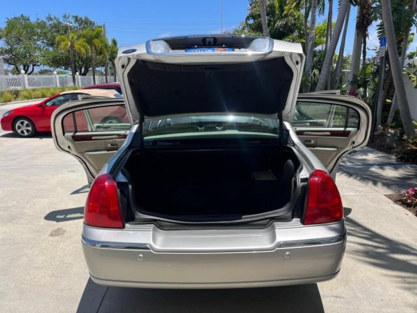 2004 Silver Birch Metallic /Med/Lt Parchment Lincoln Town Car 1 FL Signature LOW MILES 73,974 (1LNHM81W04Y) with an 4.6L SOHC SMPI V8 Engine engine, Automatic transmission, located at 4701 North Dixie Hwy, Pompano Beach, FL, 33064, (954) 422-2889, 26.240938, -80.123474 - OUR WEBPAGE FLORIDACARS1.COM HAS OVER 100 PHOTOS AND FREE CARFAX LINK 2004 LINCOLN TOWN CAR EXECUTIVE NEW $ 41,675 ROAD READY VIN: 1LNHM81W04Y644397 NO RECALLS 4.6L V8 SEDAN 4 DR 1 OWNER FLORIDA 4.6L V8 F OHV 16V 44 SERVICE RECORDS GASOLINE POWER SEATS/MIRRORS LOW MILES 73,974 REAR WHEEL DRIVE PARK - Photo#15