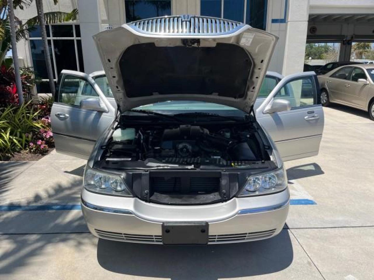 2004 Silver Birch Metallic /Med/Lt Parchment Lincoln Town Car 1 FL Signature LOW MILES 73,974 (1LNHM81W04Y) with an 4.6L SOHC SMPI V8 Engine engine, Automatic transmission, located at 4701 North Dixie Hwy, Pompano Beach, FL, 33064, (954) 422-2889, 26.240938, -80.123474 - OUR WEBPAGE FLORIDACARS1.COM HAS OVER 100 PHOTOS AND FREE CARFAX LINK 2004 LINCOLN TOWN CAR EXECUTIVE NEW $ 41,675 ROAD READY VIN: 1LNHM81W04Y644397 NO RECALLS 4.6L V8 SEDAN 4 DR 1 OWNER FLORIDA 4.6L V8 F OHV 16V 44 SERVICE RECORDS GASOLINE POWER SEATS/MIRRORS LOW MILES 73,974 REAR WHEEL DRIVE PARK - Photo#16