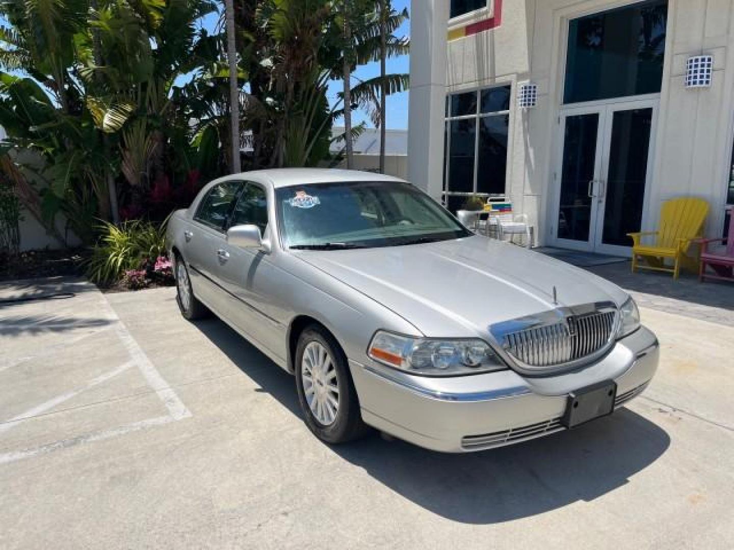 2004 Silver Birch Metallic /Med/Lt Parchment Lincoln Town Car 1 FL Signature LOW MILES 73,974 (1LNHM81W04Y) with an 4.6L SOHC SMPI V8 Engine engine, Automatic transmission, located at 4701 North Dixie Hwy, Pompano Beach, FL, 33064, (954) 422-2889, 26.240938, -80.123474 - OUR WEBPAGE FLORIDACARS1.COM HAS OVER 100 PHOTOS AND FREE CARFAX LINK 2004 LINCOLN TOWN CAR EXECUTIVE NEW $ 41,675 ROAD READY VIN: 1LNHM81W04Y644397 NO RECALLS 4.6L V8 SEDAN 4 DR 1 OWNER FLORIDA 4.6L V8 F OHV 16V 44 SERVICE RECORDS GASOLINE POWER SEATS/MIRRORS LOW MILES 73,974 REAR WHEEL DRIVE PARK - Photo#1