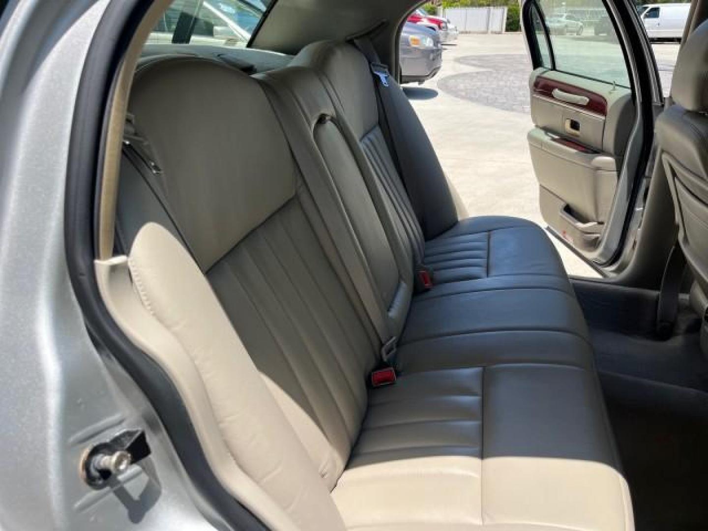 2004 Silver Birch Metallic /Med/Lt Parchment Lincoln Town Car 1 FL Signature LOW MILES 73,974 (1LNHM81W04Y) with an 4.6L SOHC SMPI V8 Engine engine, Automatic transmission, located at 4701 North Dixie Hwy, Pompano Beach, FL, 33064, (954) 422-2889, 26.240938, -80.123474 - OUR WEBPAGE FLORIDACARS1.COM HAS OVER 100 PHOTOS AND FREE CARFAX LINK 2004 LINCOLN TOWN CAR EXECUTIVE NEW $ 41,675 ROAD READY VIN: 1LNHM81W04Y644397 NO RECALLS 4.6L V8 SEDAN 4 DR 1 OWNER FLORIDA 4.6L V8 F OHV 16V 44 SERVICE RECORDS GASOLINE POWER SEATS/MIRRORS LOW MILES 73,974 REAR WHEEL DRIVE PARK - Photo#31