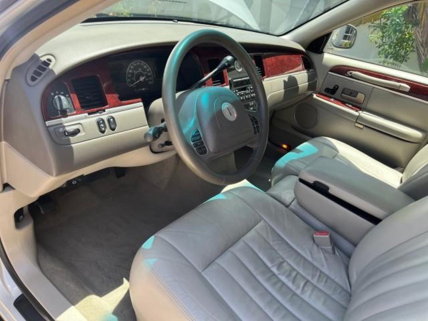 2004 Silver Birch Metallic /Med/Lt Parchment Lincoln Town Car 1 FL Signature LOW MILES 73,974 (1LNHM81W04Y) with an 4.6L SOHC SMPI V8 Engine engine, Automatic transmission, located at 4701 North Dixie Hwy, Pompano Beach, FL, 33064, (954) 422-2889, 26.240938, -80.123474 - OUR WEBPAGE FLORIDACARS1.COM HAS OVER 100 PHOTOS AND FREE CARFAX LINK 2004 LINCOLN TOWN CAR EXECUTIVE NEW $ 41,675 ROAD READY VIN: 1LNHM81W04Y644397 NO RECALLS 4.6L V8 SEDAN 4 DR 1 OWNER FLORIDA 4.6L V8 F OHV 16V 44 SERVICE RECORDS GASOLINE POWER SEATS/MIRRORS LOW MILES 73,974 REAR WHEEL DRIVE PARK - Photo#41