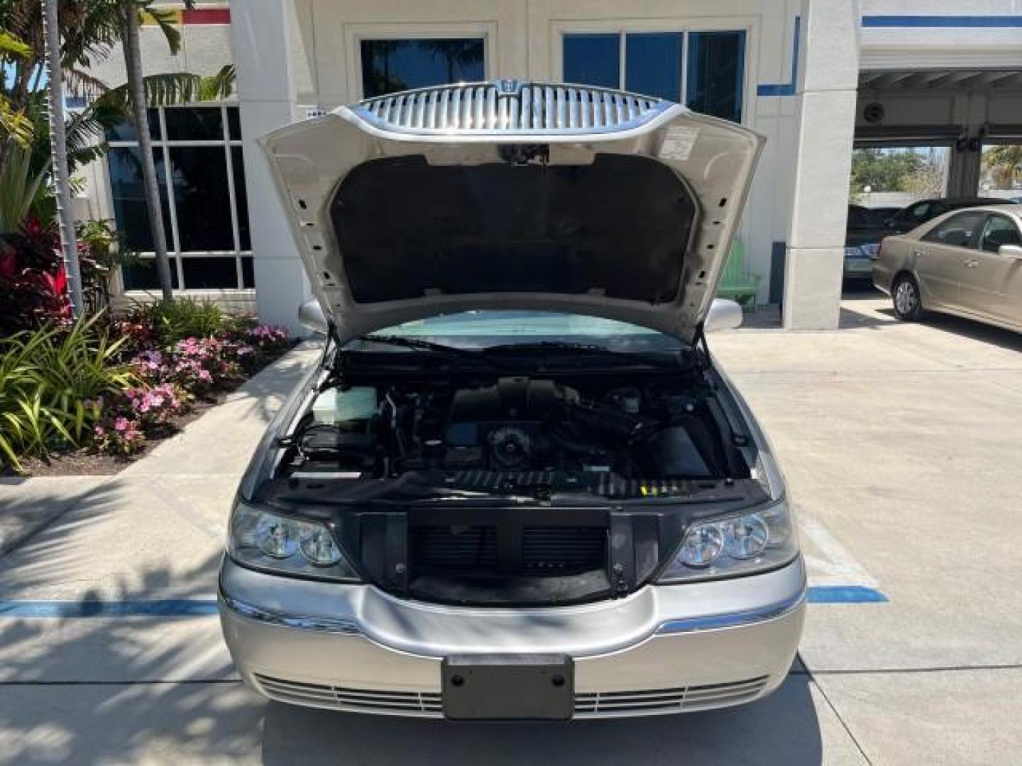 2004 Silver Birch Metallic /Med/Lt Parchment Lincoln Town Car 1 FL Signature LOW MILES 73,974 (1LNHM81W04Y) with an 4.6L SOHC SMPI V8 Engine engine, Automatic transmission, located at 4701 North Dixie Hwy, Pompano Beach, FL, 33064, (954) 422-2889, 26.240938, -80.123474 - OUR WEBPAGE FLORIDACARS1.COM HAS OVER 100 PHOTOS AND FREE CARFAX LINK 2004 LINCOLN TOWN CAR EXECUTIVE NEW $ 41,675 ROAD READY VIN: 1LNHM81W04Y644397 NO RECALLS 4.6L V8 SEDAN 4 DR 1 OWNER FLORIDA 4.6L V8 F OHV 16V 44 SERVICE RECORDS GASOLINE POWER SEATS/MIRRORS LOW MILES 73,974 REAR WHEEL DRIVE PARK - Photo#61