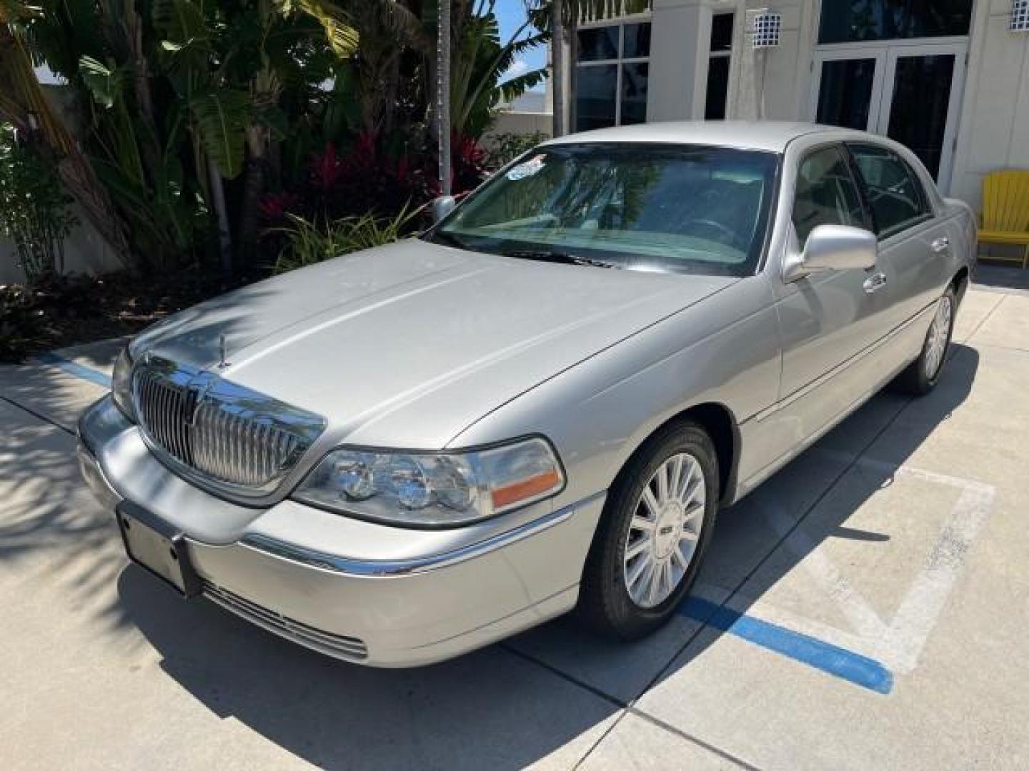 2004 Silver Birch Metallic /Med/Lt Parchment Lincoln Town Car 1 FL Signature LOW MILES 73,974 (1LNHM81W04Y) with an 4.6L SOHC SMPI V8 Engine engine, Automatic transmission, located at 4701 North Dixie Hwy, Pompano Beach, FL, 33064, (954) 422-2889, 26.240938, -80.123474 - OUR WEBPAGE FLORIDACARS1.COM HAS OVER 100 PHOTOS AND FREE CARFAX LINK 2004 LINCOLN TOWN CAR EXECUTIVE NEW $ 41,675 ROAD READY VIN: 1LNHM81W04Y644397 NO RECALLS 4.6L V8 SEDAN 4 DR 1 OWNER FLORIDA 4.6L V8 F OHV 16V 44 SERVICE RECORDS GASOLINE POWER SEATS/MIRRORS LOW MILES 73,974 REAR WHEEL DRIVE PARK - Photo#67