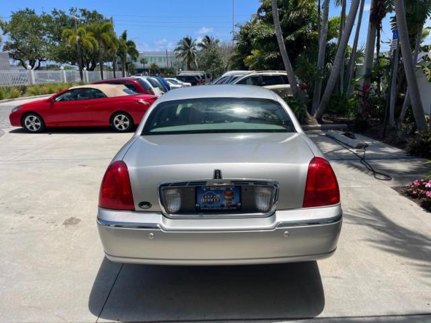 2004 Silver Birch Metallic /Med/Lt Parchment Lincoln Town Car 1 FL Signature LOW MILES 73,974 (1LNHM81W04Y) with an 4.6L SOHC SMPI V8 Engine engine, Automatic transmission, located at 4701 North Dixie Hwy, Pompano Beach, FL, 33064, (954) 422-2889, 26.240938, -80.123474 - OUR WEBPAGE FLORIDACARS1.COM HAS OVER 100 PHOTOS AND FREE CARFAX LINK 2004 LINCOLN TOWN CAR EXECUTIVE NEW $ 41,675 ROAD READY VIN: 1LNHM81W04Y644397 NO RECALLS 4.6L V8 SEDAN 4 DR 1 OWNER FLORIDA 4.6L V8 F OHV 16V 44 SERVICE RECORDS GASOLINE POWER SEATS/MIRRORS LOW MILES 73,974 REAR WHEEL DRIVE PARK - Photo#6