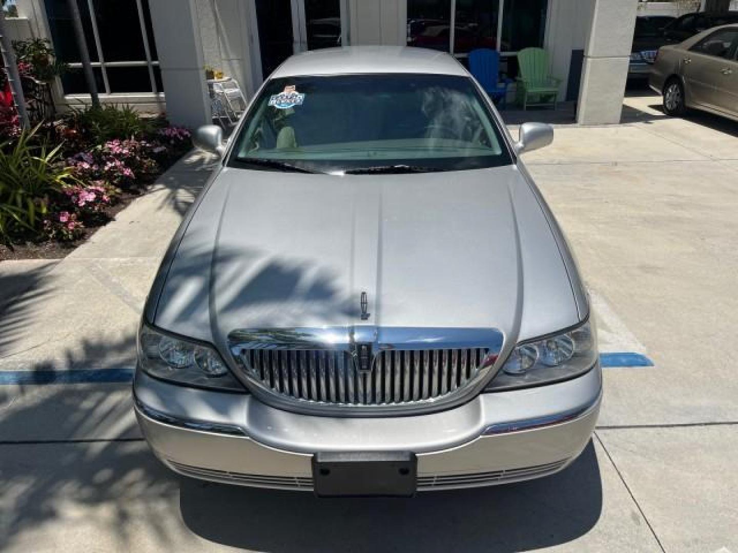 2004 Silver Birch Metallic /Med/Lt Parchment Lincoln Town Car 1 FL Signature LOW MILES 73,974 (1LNHM81W04Y) with an 4.6L SOHC SMPI V8 Engine engine, Automatic transmission, located at 4701 North Dixie Hwy, Pompano Beach, FL, 33064, (954) 422-2889, 26.240938, -80.123474 - OUR WEBPAGE FLORIDACARS1.COM HAS OVER 100 PHOTOS AND FREE CARFAX LINK 2004 LINCOLN TOWN CAR EXECUTIVE NEW $ 41,675 ROAD READY VIN: 1LNHM81W04Y644397 NO RECALLS 4.6L V8 SEDAN 4 DR 1 OWNER FLORIDA 4.6L V8 F OHV 16V 44 SERVICE RECORDS GASOLINE POWER SEATS/MIRRORS LOW MILES 73,974 REAR WHEEL DRIVE PARK - Photo#72