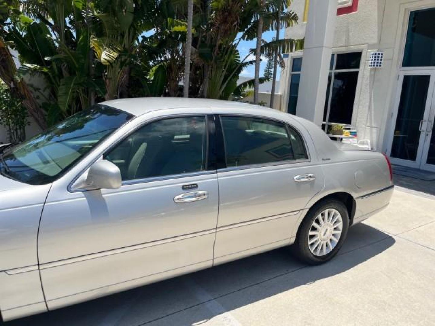 2004 Silver Birch Metallic /Med/Lt Parchment Lincoln Town Car 1 FL Signature LOW MILES 73,974 (1LNHM81W04Y) with an 4.6L SOHC SMPI V8 Engine engine, Automatic transmission, located at 4701 North Dixie Hwy, Pompano Beach, FL, 33064, (954) 422-2889, 26.240938, -80.123474 - OUR WEBPAGE FLORIDACARS1.COM HAS OVER 100 PHOTOS AND FREE CARFAX LINK 2004 LINCOLN TOWN CAR EXECUTIVE NEW $ 41,675 ROAD READY VIN: 1LNHM81W04Y644397 NO RECALLS 4.6L V8 SEDAN 4 DR 1 OWNER FLORIDA 4.6L V8 F OHV 16V 44 SERVICE RECORDS GASOLINE POWER SEATS/MIRRORS LOW MILES 73,974 REAR WHEEL DRIVE PARK - Photo#75