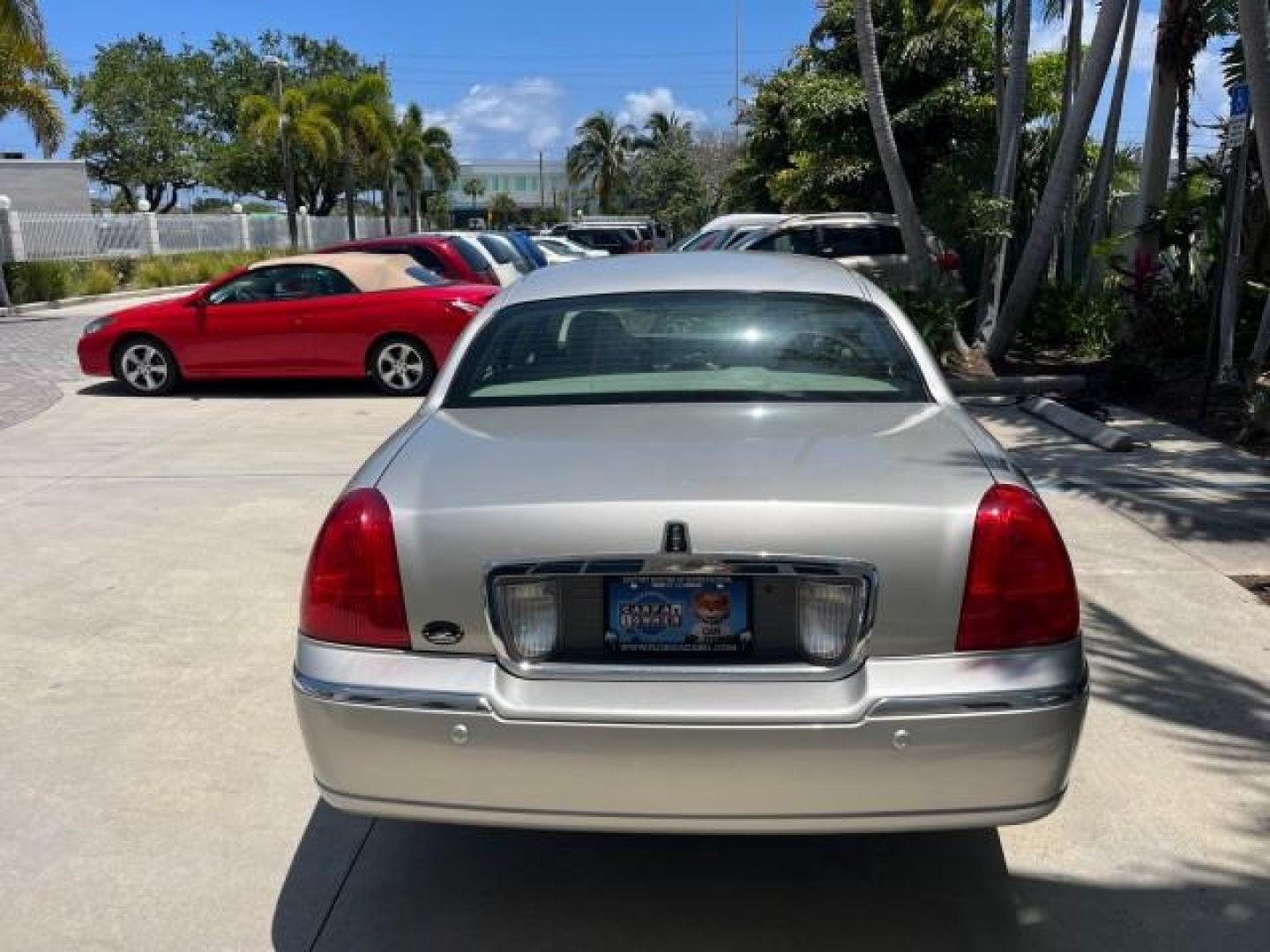 2004 Silver Birch Metallic /Med/Lt Parchment Lincoln Town Car 1 FL Signature LOW MILES 73,974 (1LNHM81W04Y) with an 4.6L SOHC SMPI V8 Engine engine, Automatic transmission, located at 4701 North Dixie Hwy, Pompano Beach, FL, 33064, (954) 422-2889, 26.240938, -80.123474 - OUR WEBPAGE FLORIDACARS1.COM HAS OVER 100 PHOTOS AND FREE CARFAX LINK 2004 LINCOLN TOWN CAR EXECUTIVE NEW $ 41,675 ROAD READY VIN: 1LNHM81W04Y644397 NO RECALLS 4.6L V8 SEDAN 4 DR 1 OWNER FLORIDA 4.6L V8 F OHV 16V 44 SERVICE RECORDS GASOLINE POWER SEATS/MIRRORS LOW MILES 73,974 REAR WHEEL DRIVE PARK - Photo#86