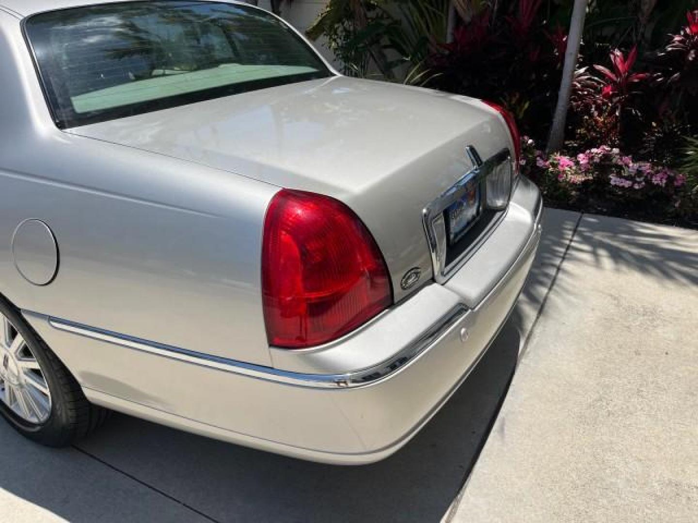 2004 Silver Birch Metallic /Med/Lt Parchment Lincoln Town Car 1 FL Signature LOW MILES 73,974 (1LNHM81W04Y) with an 4.6L SOHC SMPI V8 Engine engine, Automatic transmission, located at 4701 North Dixie Hwy, Pompano Beach, FL, 33064, (954) 422-2889, 26.240938, -80.123474 - OUR WEBPAGE FLORIDACARS1.COM HAS OVER 100 PHOTOS AND FREE CARFAX LINK 2004 LINCOLN TOWN CAR EXECUTIVE NEW $ 41,675 ROAD READY VIN: 1LNHM81W04Y644397 NO RECALLS 4.6L V8 SEDAN 4 DR 1 OWNER FLORIDA 4.6L V8 F OHV 16V 44 SERVICE RECORDS GASOLINE POWER SEATS/MIRRORS LOW MILES 73,974 REAR WHEEL DRIVE PARK - Photo#96