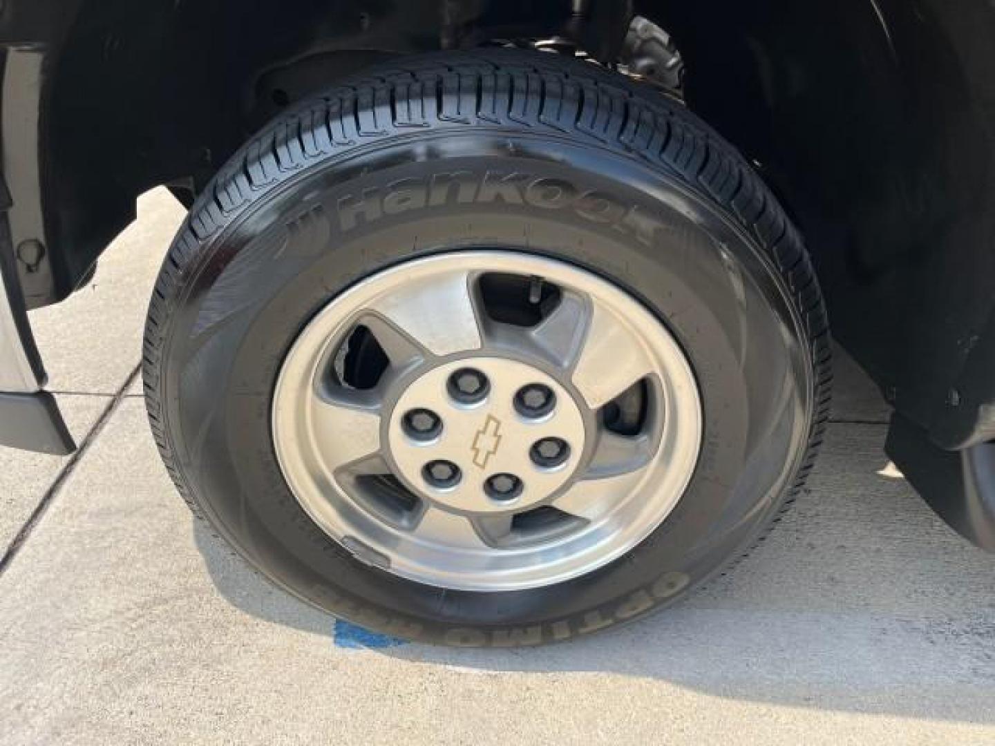 2002 Onyx Black /Gpht/Med Gray Chevrolet Suburban 1 FL LT LOW MILES 99,577 (1GNEC16ZX2J) with an 5.3L Vortec 1000 SFI V8 E-85 Ethanol Flex-Fuel Compatible Engine engine, Automatic transmission, located at 4701 North Dixie Hwy, Pompano Beach, FL, 33064, (954) 422-2889, 26.240938, -80.123474 - 2002 CHEVROLET SUBURBAN 1500 LS ROAD READY 5.3L V8 VIN: 1GNEC16ZX2J252349 NO RECALLS 4 DOOR WAGON/SPORT UTILITY POWER LEATHER SEATS 5.3L V8 F 3 ROW SEATS FLEX FUEL LOADED 1 OWNER FLORIDA REAR WHEEL DRIVE LOW MILES 99,577 POWER SUNROOF Alloy Wheels Anti-Theft System Approach Lights Auto-dimming Rearv - Photo#19