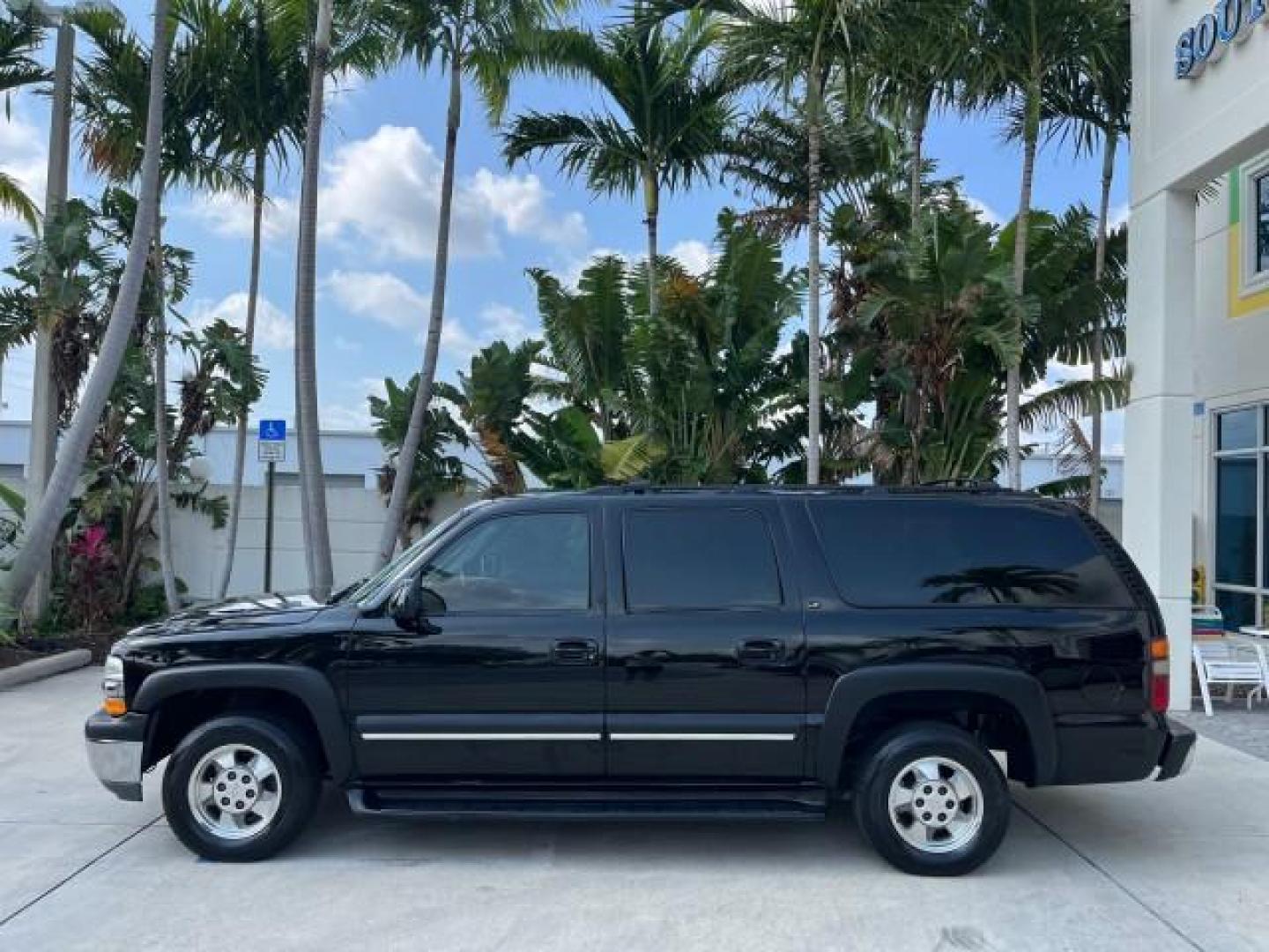 2002 Onyx Black /Gpht/Med Gray Chevrolet Suburban 1 FL LT LOW MILES 99,577 (1GNEC16ZX2J) with an 5.3L Vortec 1000 SFI V8 E-85 Ethanol Flex-Fuel Compatible Engine engine, Automatic transmission, located at 4701 North Dixie Hwy, Pompano Beach, FL, 33064, (954) 422-2889, 26.240938, -80.123474 - 2002 CHEVROLET SUBURBAN 1500 LS ROAD READY 5.3L V8 VIN: 1GNEC16ZX2J252349 NO RECALLS 4 DOOR WAGON/SPORT UTILITY POWER LEATHER SEATS 5.3L V8 F 3 ROW SEATS FLEX FUEL LOADED 1 OWNER FLORIDA REAR WHEEL DRIVE LOW MILES 99,577 POWER SUNROOF Alloy Wheels Anti-Theft System Approach Lights Auto-dimming Rearv - Photo#4