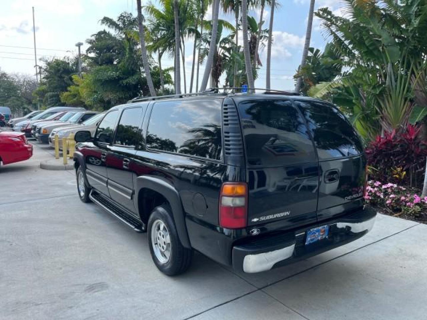 2002 Onyx Black /Gpht/Med Gray Chevrolet Suburban 1 FL LT LOW MILES 99,577 (1GNEC16ZX2J) with an 5.3L Vortec 1000 SFI V8 E-85 Ethanol Flex-Fuel Compatible Engine engine, Automatic transmission, located at 4701 North Dixie Hwy, Pompano Beach, FL, 33064, (954) 422-2889, 26.240938, -80.123474 - 2002 CHEVROLET SUBURBAN 1500 LS ROAD READY 5.3L V8 VIN: 1GNEC16ZX2J252349 NO RECALLS 4 DOOR WAGON/SPORT UTILITY POWER LEATHER SEATS 5.3L V8 F 3 ROW SEATS FLEX FUEL LOADED 1 OWNER FLORIDA REAR WHEEL DRIVE LOW MILES 99,577 POWER SUNROOF Alloy Wheels Anti-Theft System Approach Lights Auto-dimming Rearv - Photo#5