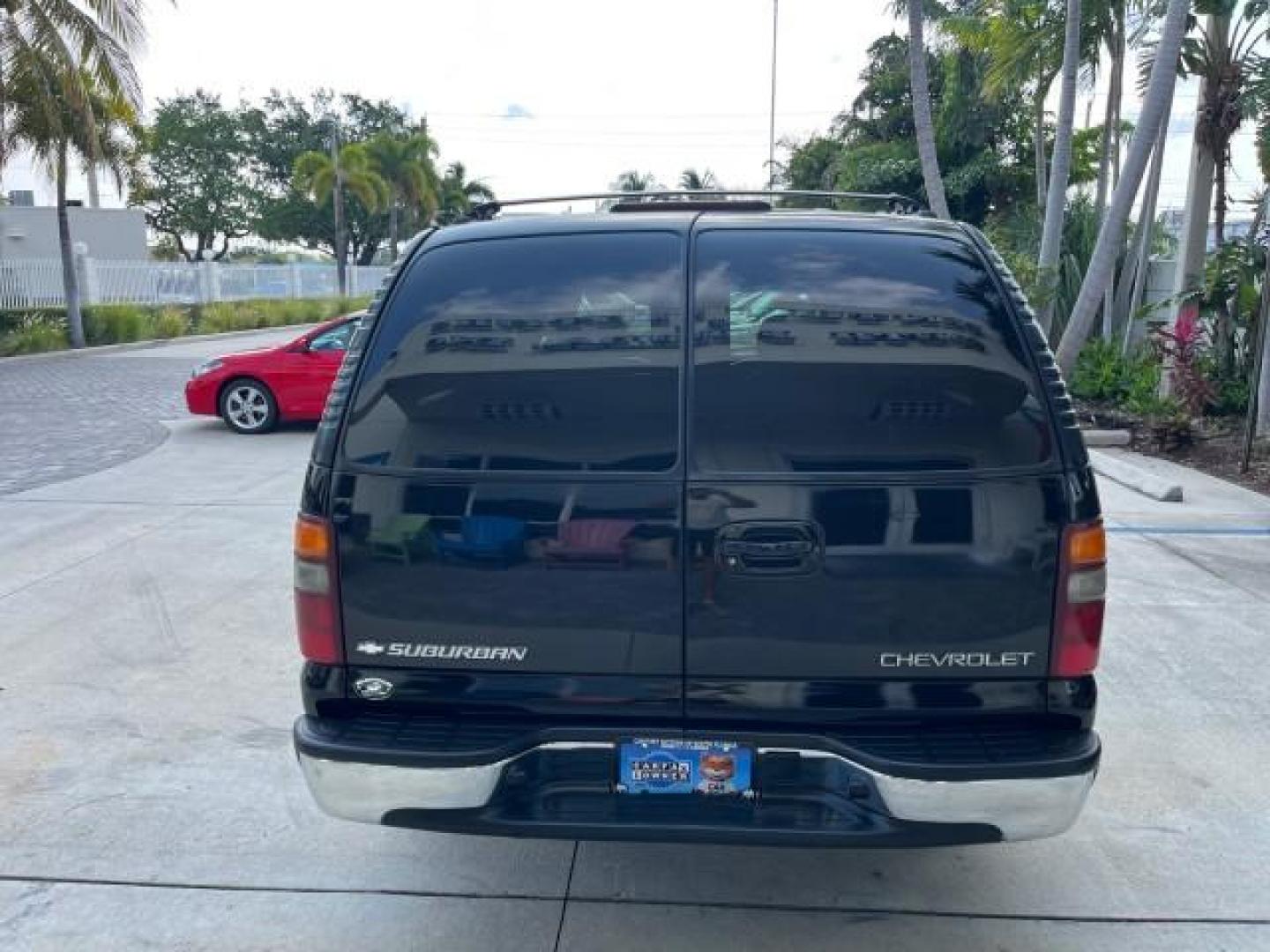 2002 Onyx Black /Gpht/Med Gray Chevrolet Suburban 1 FL LT LOW MILES 99,577 (1GNEC16ZX2J) with an 5.3L Vortec 1000 SFI V8 E-85 Ethanol Flex-Fuel Compatible Engine engine, Automatic transmission, located at 4701 North Dixie Hwy, Pompano Beach, FL, 33064, (954) 422-2889, 26.240938, -80.123474 - 2002 CHEVROLET SUBURBAN 1500 LS ROAD READY 5.3L V8 VIN: 1GNEC16ZX2J252349 NO RECALLS 4 DOOR WAGON/SPORT UTILITY POWER LEATHER SEATS 5.3L V8 F 3 ROW SEATS FLEX FUEL LOADED 1 OWNER FLORIDA REAR WHEEL DRIVE LOW MILES 99,577 POWER SUNROOF Alloy Wheels Anti-Theft System Approach Lights Auto-dimming Rearv - Photo#6