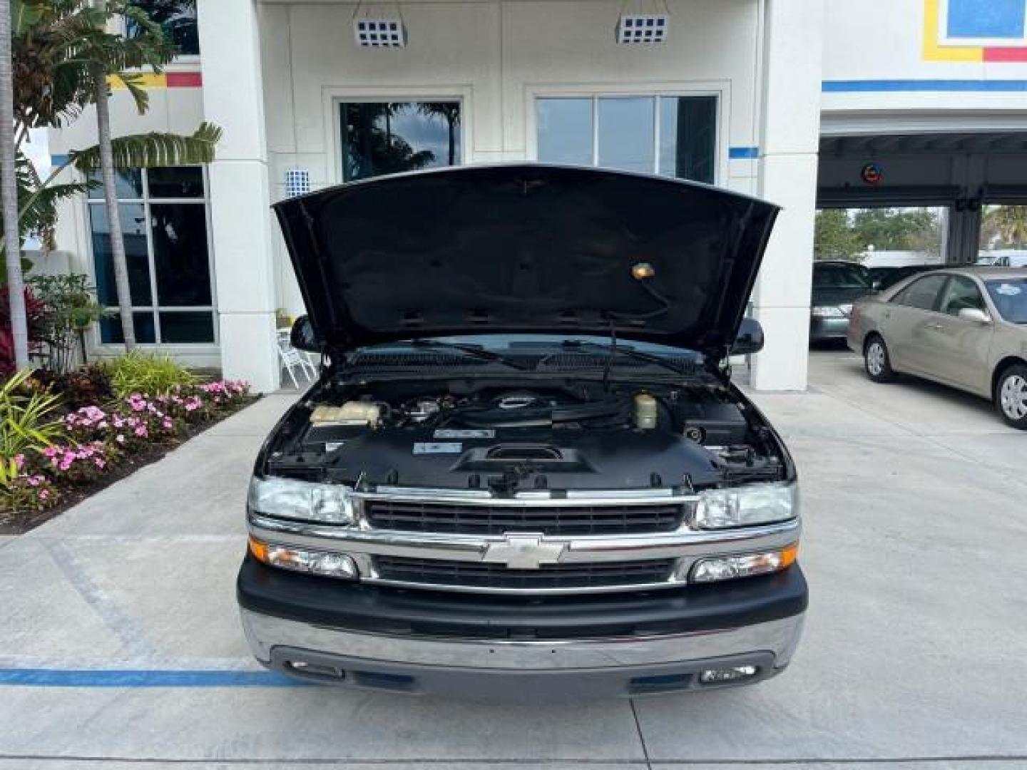 2002 Onyx Black /Gpht/Med Gray Chevrolet Suburban 1 FL LT LOW MILES 99,577 (1GNEC16ZX2J) with an 5.3L Vortec 1000 SFI V8 E-85 Ethanol Flex-Fuel Compatible Engine engine, Automatic transmission, located at 4701 North Dixie Hwy, Pompano Beach, FL, 33064, (954) 422-2889, 26.240938, -80.123474 - 2002 CHEVROLET SUBURBAN 1500 LS ROAD READY 5.3L V8 VIN: 1GNEC16ZX2J252349 NO RECALLS 4 DOOR WAGON/SPORT UTILITY POWER LEATHER SEATS 5.3L V8 F 3 ROW SEATS FLEX FUEL LOADED 1 OWNER FLORIDA REAR WHEEL DRIVE LOW MILES 99,577 POWER SUNROOF Alloy Wheels Anti-Theft System Approach Lights Auto-dimming Rearv - Photo#82