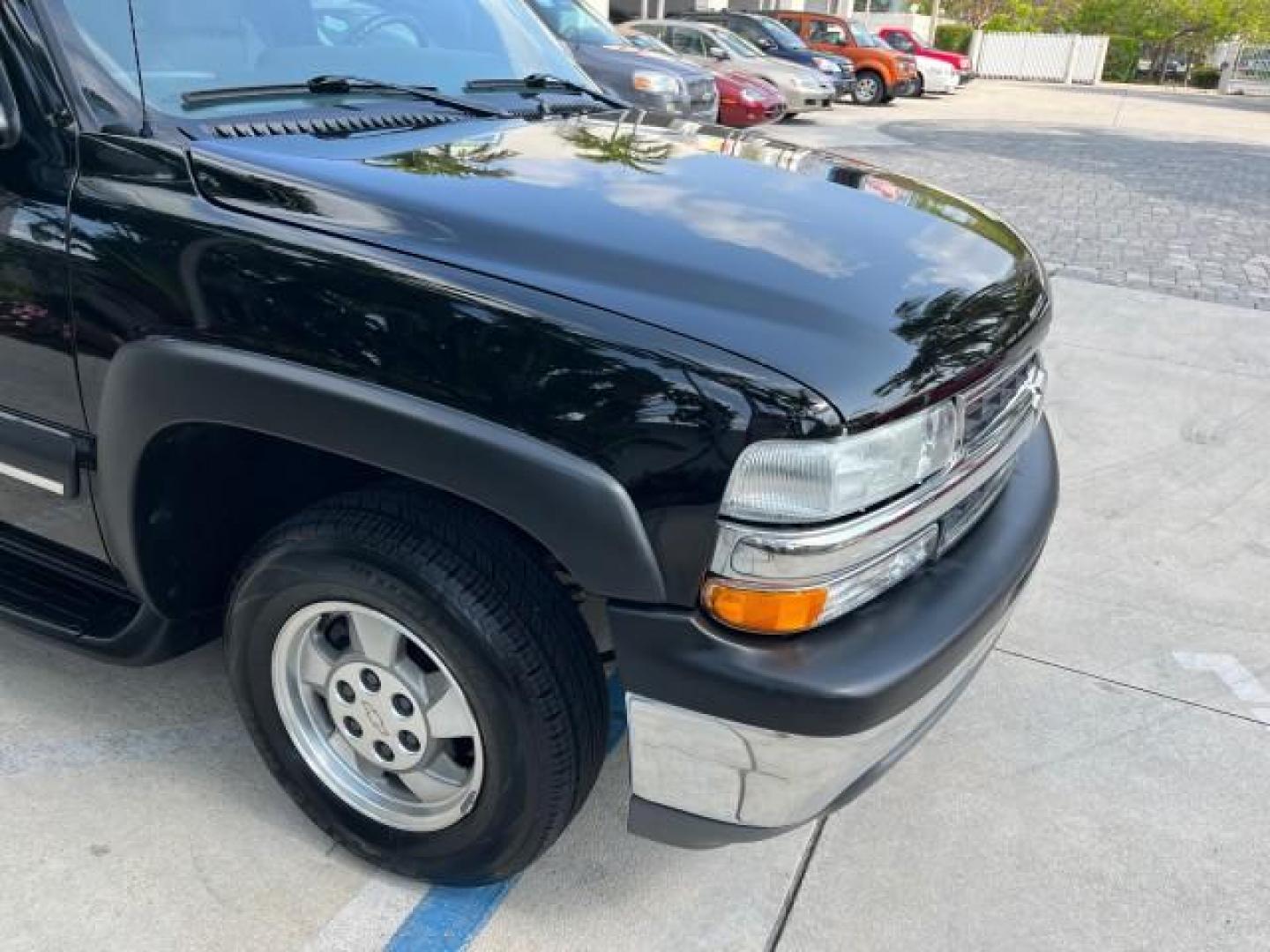 2002 Onyx Black /Gpht/Med Gray Chevrolet Suburban 1 FL LT LOW MILES 99,577 (1GNEC16ZX2J) with an 5.3L Vortec 1000 SFI V8 E-85 Ethanol Flex-Fuel Compatible Engine engine, Automatic transmission, located at 4701 North Dixie Hwy, Pompano Beach, FL, 33064, (954) 422-2889, 26.240938, -80.123474 - 2002 CHEVROLET SUBURBAN 1500 LS ROAD READY 5.3L V8 VIN: 1GNEC16ZX2J252349 NO RECALLS 4 DOOR WAGON/SPORT UTILITY POWER LEATHER SEATS 5.3L V8 F 3 ROW SEATS FLEX FUEL LOADED 1 OWNER FLORIDA REAR WHEEL DRIVE LOW MILES 99,577 POWER SUNROOF Alloy Wheels Anti-Theft System Approach Lights Auto-dimming Rearv - Photo#94