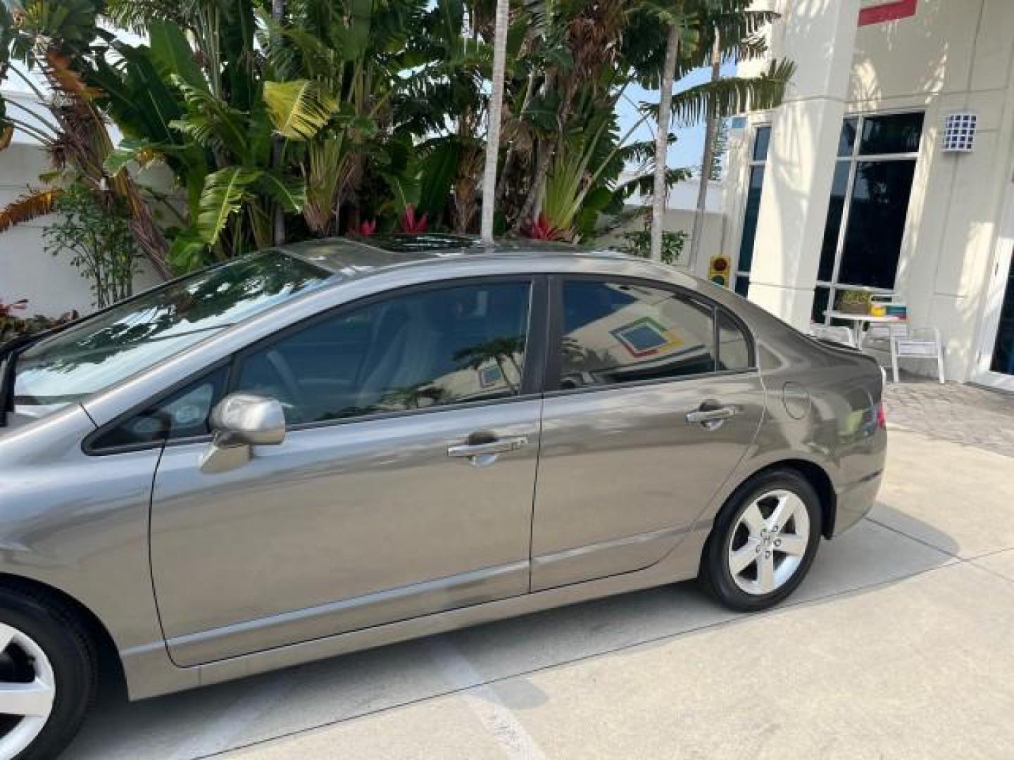 2007 Galaxy Gray Metallic /Gray Honda Civic Sdn EX LOW MILES 52,219 (1HGFA16867L) with an 1.8L SOHC MPFI 16-Valve i-VTEC I4 Engine engine, Automatic transmission, located at 4701 North Dixie Hwy, Pompano Beach, FL, 33064, (954) 422-2889, 26.240938, -80.123474 - OUR WEBPAGE FLORIDACARS1.COM HAS OVER 100 PHOTOS AND FREE CARFAX LINK 2007 HONDA CIVIC EX ROAD READY 1.8L I4 VIN: 1HGFA16867L141952 NO ACCIDENTS NO RECALLS SEDAN 4 DR FLORIDA OWNER 40 MPG 1.8L I4 F SOHC 16V POWER SUNROOF GASOLINE LOW MILES 52,219 FRONT WHEEL DRIVE 20 SERVICE RECORDS Alloy Wheels Ant - Photo#77