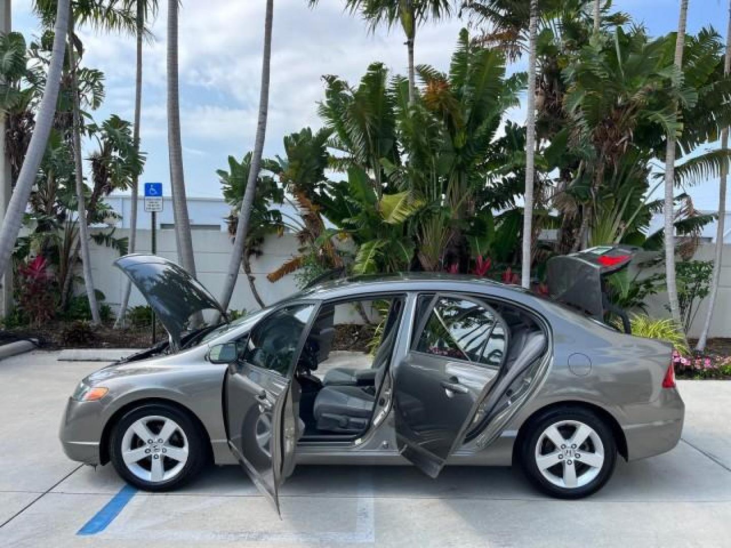 2007 Galaxy Gray Metallic /Gray Honda Civic Sdn EX LOW MILES 52,219 (1HGFA16867L) with an 1.8L SOHC MPFI 16-Valve i-VTEC I4 Engine engine, Automatic transmission, located at 4701 North Dixie Hwy, Pompano Beach, FL, 33064, (954) 422-2889, 26.240938, -80.123474 - OUR WEBPAGE FLORIDACARS1.COM HAS OVER 100 PHOTOS AND FREE CARFAX LINK 2007 HONDA CIVIC EX ROAD READY 1.8L I4 VIN: 1HGFA16867L141952 NO ACCIDENTS NO RECALLS SEDAN 4 DR FLORIDA OWNER 40 MPG 1.8L I4 F SOHC 16V POWER SUNROOF GASOLINE LOW MILES 52,219 FRONT WHEEL DRIVE 20 SERVICE RECORDS Alloy Wheels Ant - Photo#8