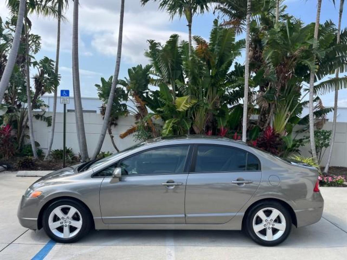 2007 Galaxy Gray Metallic /Gray Honda Civic Sdn EX LOW MILES 52,219 (1HGFA16867L) with an 1.8L SOHC MPFI 16-Valve i-VTEC I4 Engine engine, Automatic transmission, located at 4701 North Dixie Hwy, Pompano Beach, FL, 33064, (954) 422-2889, 26.240938, -80.123474 - OUR WEBPAGE FLORIDACARS1.COM HAS OVER 100 PHOTOS AND FREE CARFAX LINK 2007 HONDA CIVIC EX ROAD READY 1.8L I4 VIN: 1HGFA16867L141952 NO ACCIDENTS NO RECALLS SEDAN 4 DR FLORIDA OWNER 40 MPG 1.8L I4 F SOHC 16V POWER SUNROOF GASOLINE LOW MILES 52,219 FRONT WHEEL DRIVE 20 SERVICE RECORDS Alloy Wheels Ant - Photo#98