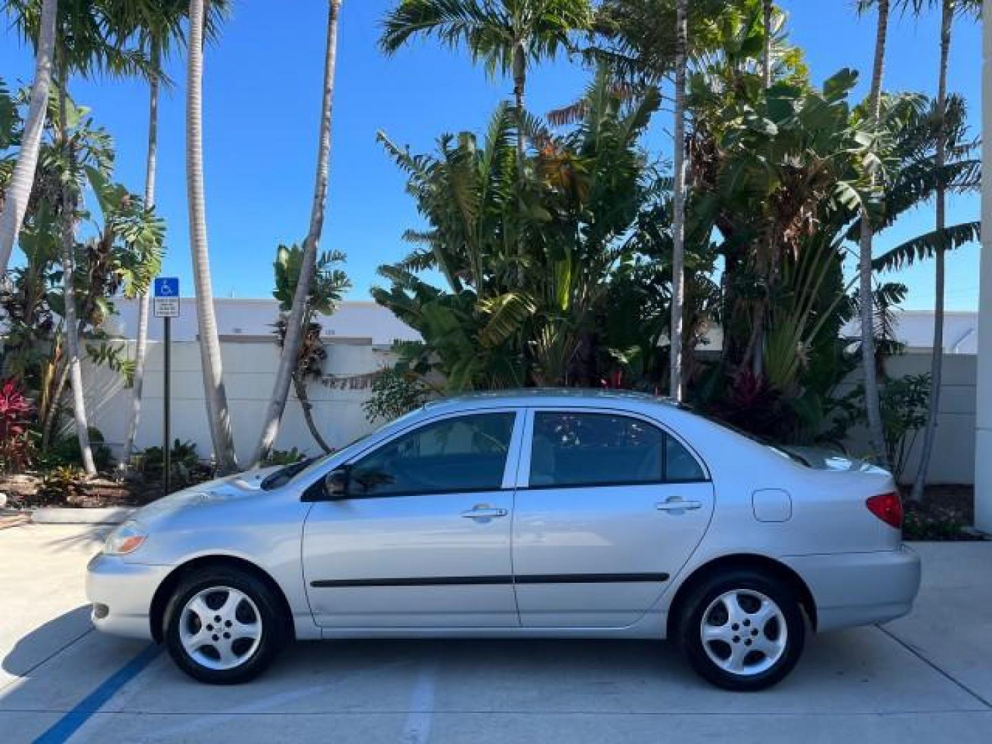 2005 Silver Streak Mica /Light Gray Toyota Corolla CE LOW MILES 39,259 (1NXBR32E55Z) with an 1.8L DOHC SEFI 16-Valve 4-Cyl Aluminum Engine engine, Automatic transmission, located at 4701 North Dixie Hwy, Pompano Beach, FL, 33064, (954) 422-2889, 26.240938, -80.123474 - OUR WEBPAGE FLORIDACARS1.COM HAS OVER 100 PHOTOS AND FREE CARFAX LINK 2005 TOYOTA COROLLA CE ROAD READY 1.8L I4 VIN: 1NXBR32E55Z429221 FLORIDA OWNER SEDAN 4 DR LOW MILES 39,259 1.8L I4 F DOHC 16V 6 SERVICE RECORDS GASOLINE 38 MPG FRONT WHEEL DRIVE FWD Front Bucket Seats THIS IS ONE OF THE NICEST COR - Photo#4