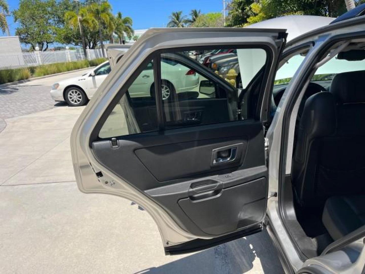 2006 Silver Smoke /Ebony Cadillac SRX LOW MILES 77,182 (1GYEE637160) with an 3.6L V6 VVT Engine engine, Automatic transmission, located at 4701 North Dixie Hwy, Pompano Beach, FL, 33064, (954) 422-2889, 26.240938, -80.123474 - OUR WEBPAGE FLORIDACARS1.COM HAS OVER 100 PHOTOS AND FREE CARFAX LINK 2006 CADILLAC SRX POWER LIFTGATE NEW $41,995 ROAD READY VIN: 1GYEE637160154304 NO RECALLS FLORIDA OWNER 4 DOOR WAGON/SPORT UTILITY 26 SERVICE RECORDS 3.6L V6 F PARK SENSORS POWER LEATHER SEATS 3 ROW GASOLINE LOW MILES 71,182 PANOR - Photo#13