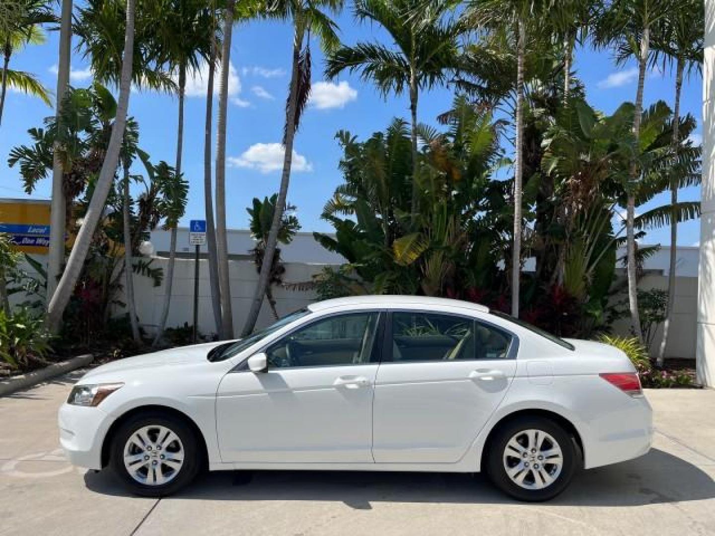 2008 Taffeta White /Ivory Honda Accord Sdn LX-P LOW MILES 37,055 (1HGCP264X8A) with an 2.4L DOHC MPFI 16-Valve i-VTEC I4 Engine engine, Automatic transmission, located at 4701 North Dixie Hwy, Pompano Beach, FL, 33064, (954) 422-2889, 26.240938, -80.123474 - OUR WEBPAGE FLORIDACARS1.COM HAS OVER 100 PHOTOS AND FREE CARFAX LINK 2008 HONDA ACCORD LX-P ROAD READY 2.4L I4 VIN: 1HGCP264X8A138487 NO RECALLS 31 MPG SEDAN 4 DR FLORIDA OWNER 2.4L I4 F DOHC 16V LOW MILES 37,055 GASOLINE POWER SEATS/MIRRORS 7 SERVICE RECORDS Active Head Restraints Anti-Theft Syste - Photo#4