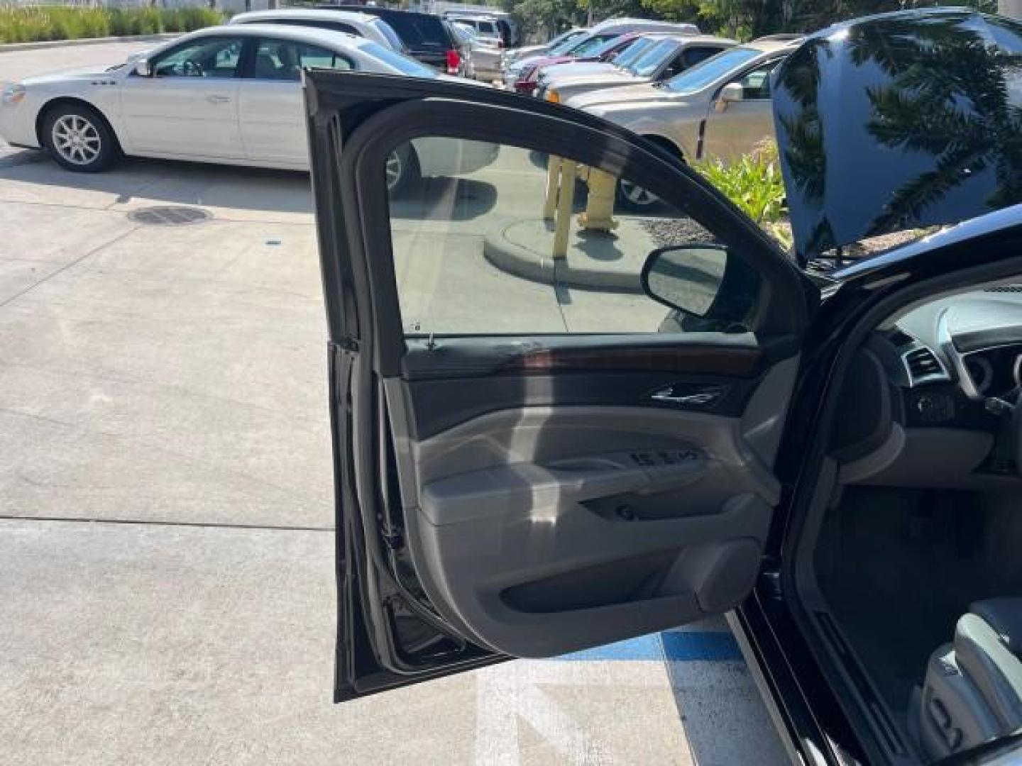 2011 Black Raven /Titanium w/Ebony accents Cadillac SRX Luxury Collection LOW MILES 65,496 (3GYFNAEY1BS) with an 3.0L VVT DOHC V6 SIDI Engine engine, Automatic transmission, located at 4701 North Dixie Hwy, Pompano Beach, FL, 33064, (954) 422-2889, 26.240938, -80.123474 - OUR WEBPAGE FLORIDACARS1.COM HAS OVER 100 PHOTOS AND FREE CARFAX LINK 2011 CADILLAC SRX LUXURY COLLECTION NEW $39,565 ROAD READY VIN: 3GYFNAEY1BS674910 NO ACCIDENTS NO RECALLS 4 DOOR WAGON/SPORT UTILITY FLORIDA OWNER 3.OL V6 3.0L V6 F DOHC 24V LOW MILES 65,496 GASOLINE BACK UP CAMERA/SENSORS FRONT W - Photo#9