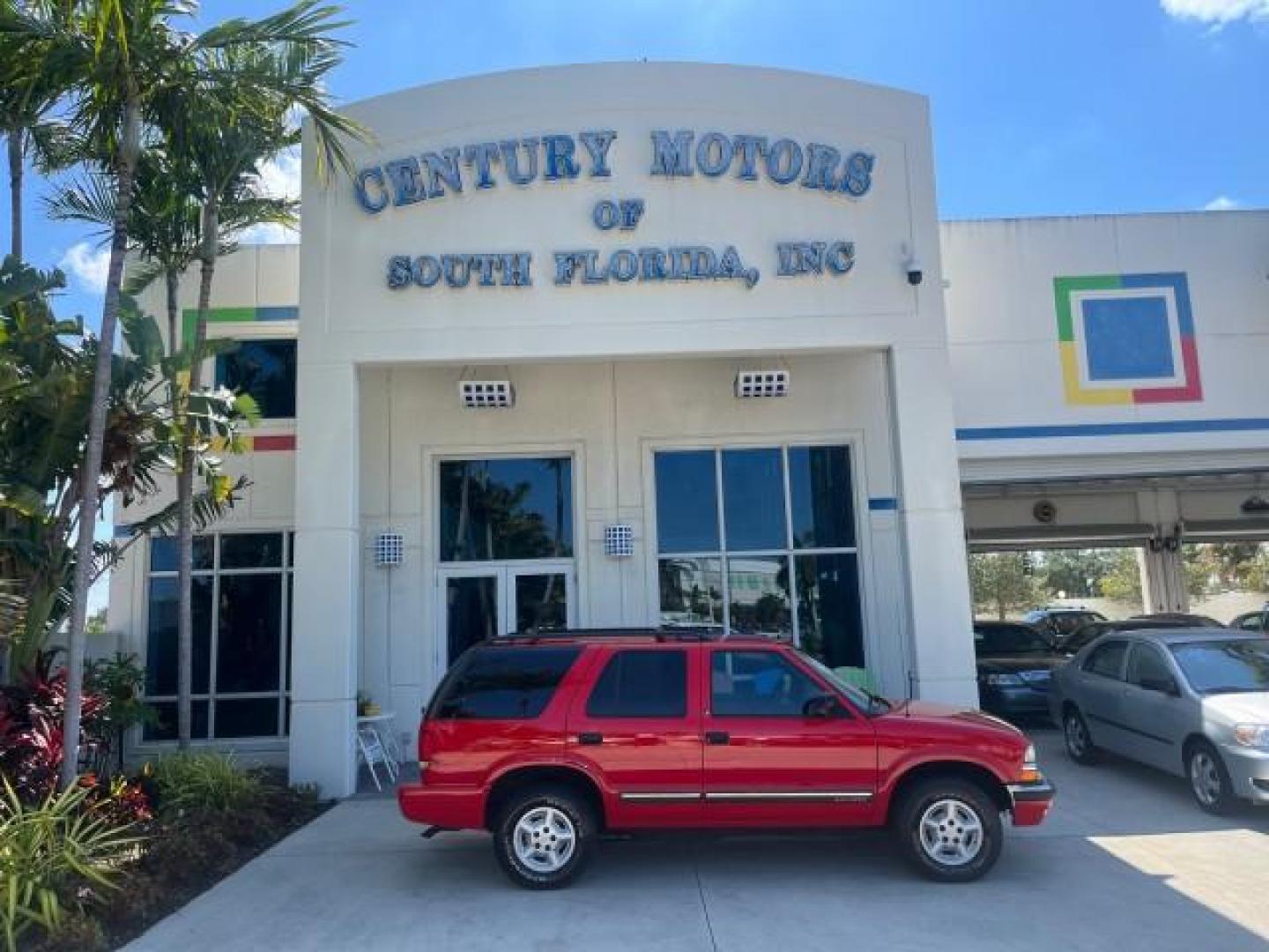 2000 Majestic Red Metallic /Gray/Graphite Chevrolet Blazer 4X4 TrailBlazer LOW MILES 78,578 (1GNDT13W6Y2) with an 4.3L Vortec 1000 SFI V6 Engine engine, Automatic transmission, located at 4701 North Dixie Hwy, Pompano Beach, FL, 33064, (954) 422-2889, 26.240938, -80.123474 - OUR WEBPAGE FLORIDACARS1.COM HAS OVER 100 PHOTOS AND FREE CARFAX LINK 2000 CHEVROLET BLAZER LS ROAD READY 4.3L V6 VIN: 1GNDT13W6Y2210222 NO ACCIDENTS 4 DOOR WAGON/SPORT UTILITY NO RECALLS 4X4 4.3L V6 F OHV 12V LOW MILES 78,578 GASOLINE 1 OWNER REAR WHEEL DRIVE W/ 4X4 11 SERVICE RECORDS 4WD Alloy Whe - Photo#0