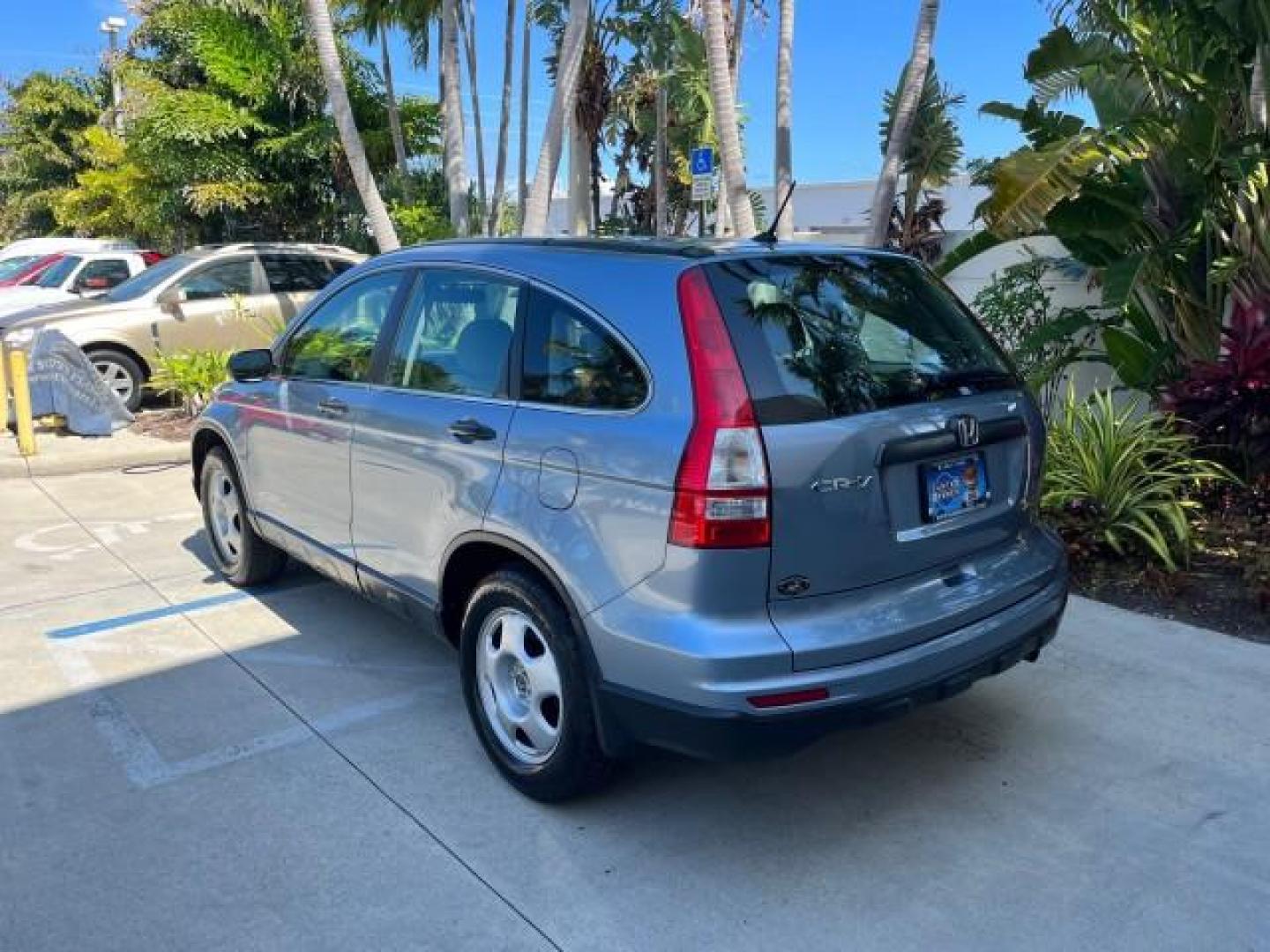 2010 Royal Blue Pearl /Gray Honda CR-V 1 FL LX LOW MILES 61,950 (5J6RE3H34AL) with an 2.4L DOHC MPFI 16-Valve i-VTEC I4 Engine engine, Automatic transmission, located at 4701 North Dixie Hwy, Pompano Beach, FL, 33064, (954) 422-2889, 26.240938, -80.123474 - 2010 HONDA CR-V LX ROAD READY 2.4L I4 VIN: 5J6RE3H34AL034154 NO ACCIDENTS 28 MPG 4 DOOR WAGON/SPORT UTILITY 1 OWNER FLORIDA 2.4L I4 F DOHC 16V LOW MILES 61,950 GASOLINE 9 SERVICE RECORDS FRONT WHEEL DRIVE POWER MIRRORS Active Head Restraints Anti-Theft System Braking Assist Chrome Grille Cruise Cont - Photo#5