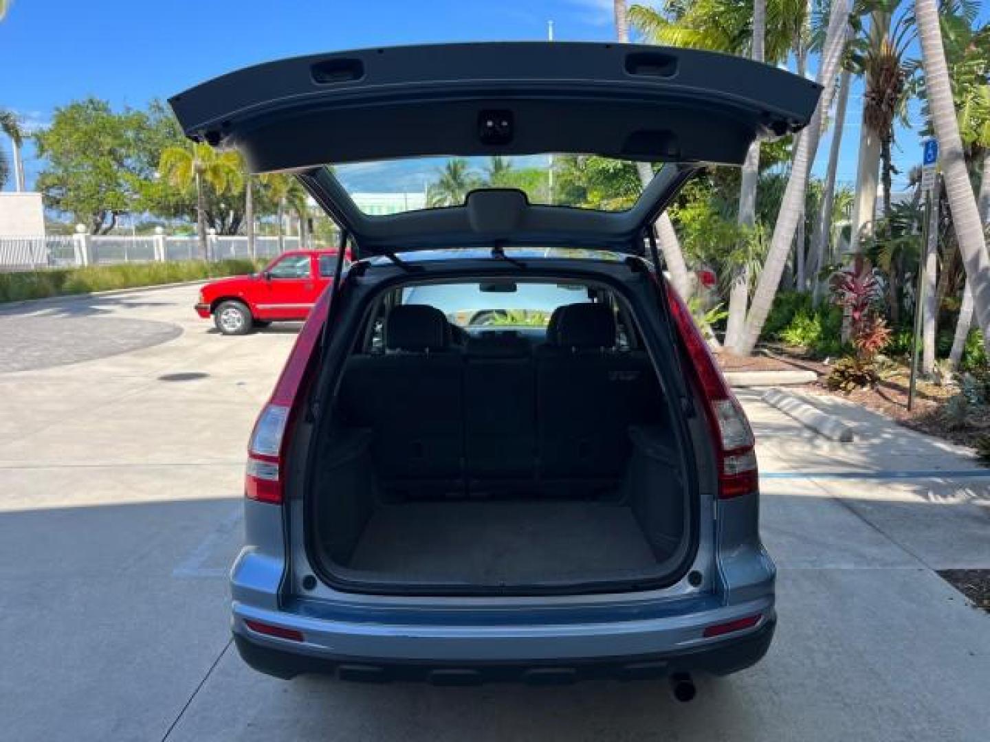 2010 Royal Blue Pearl /Gray Honda CR-V 1 FL LX LOW MILES 61,950 (5J6RE3H34AL) with an 2.4L DOHC MPFI 16-Valve i-VTEC I4 Engine engine, Automatic transmission, located at 4701 North Dixie Hwy, Pompano Beach, FL, 33064, (954) 422-2889, 26.240938, -80.123474 - 2010 HONDA CR-V LX ROAD READY 2.4L I4 VIN: 5J6RE3H34AL034154 NO ACCIDENTS 28 MPG 4 DOOR WAGON/SPORT UTILITY 1 OWNER FLORIDA 2.4L I4 F DOHC 16V LOW MILES 61,950 GASOLINE 9 SERVICE RECORDS FRONT WHEEL DRIVE POWER MIRRORS Active Head Restraints Anti-Theft System Braking Assist Chrome Grille Cruise Cont - Photo#64