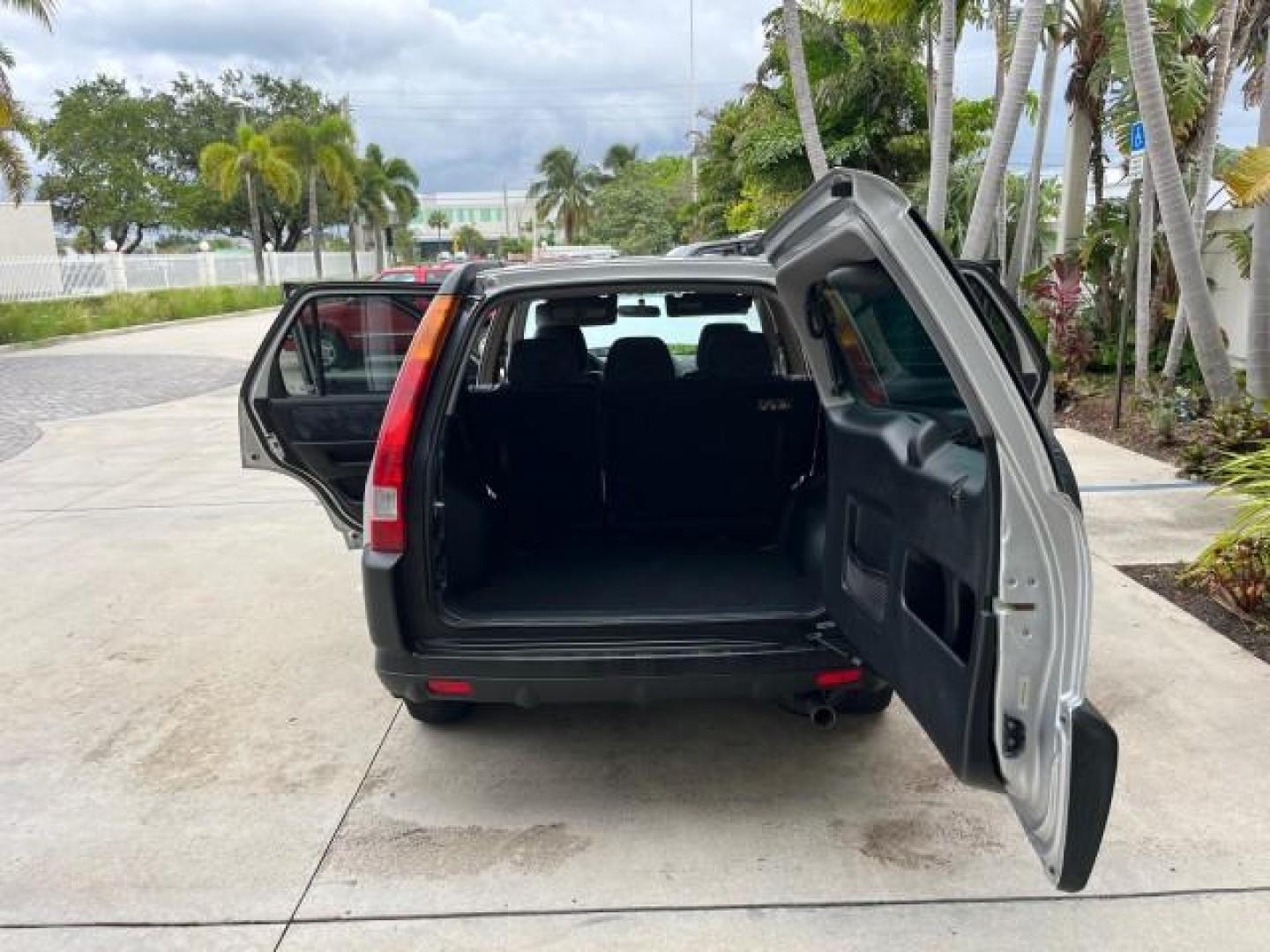 2003 Satin Silver Metallic /Black Honda CR-V EX LOW MILES 78,365 (SHSRD78823U) with an 2.4L DOHC i-VTEC 16-Valve I4 Engine engine, Automatic transmission, located at 4701 North Dixie Hwy, Pompano Beach, FL, 33064, (954) 422-2889, 26.240938, -80.123474 - OUR WEBPAGE FLORIDACARS1.COM HAS OVER 100 PHOTOS AND FREE CARFAX LINK 2003 HONDA CR-V EX ROAD READY 2.4L I4 VIN: SHSRD78823U134764 FLORIDA OWNER 4 DOOR WAGON/SPORT UTILITY LOW MILES 78,365 2.4L I4 F DOHC ALL WHEEL DRIVE GASOLINE 7 SERVICE RECORDS ALL WHEEL DRIVE POWER SUNROOF AWD Alloy Wheels Approa - Photo#13