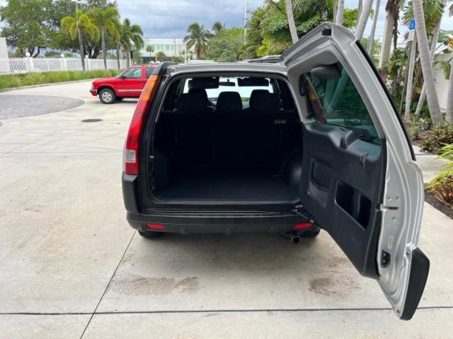 2003 Satin Silver Metallic /Black Honda CR-V EX LOW MILES 78,365 (SHSRD78823U) with an 2.4L DOHC i-VTEC 16-Valve I4 Engine engine, Automatic transmission, located at 4701 North Dixie Hwy, Pompano Beach, FL, 33064, (954) 422-2889, 26.240938, -80.123474 - OUR WEBPAGE FLORIDACARS1.COM HAS OVER 100 PHOTOS AND FREE CARFAX LINK 2003 HONDA CR-V EX ROAD READY 2.4L I4 VIN: SHSRD78823U134764 FLORIDA OWNER 4 DOOR WAGON/SPORT UTILITY LOW MILES 78,365 2.4L I4 F DOHC ALL WHEEL DRIVE GASOLINE 7 SERVICE RECORDS ALL WHEEL DRIVE POWER SUNROOF AWD Alloy Wheels Approa - Photo#61