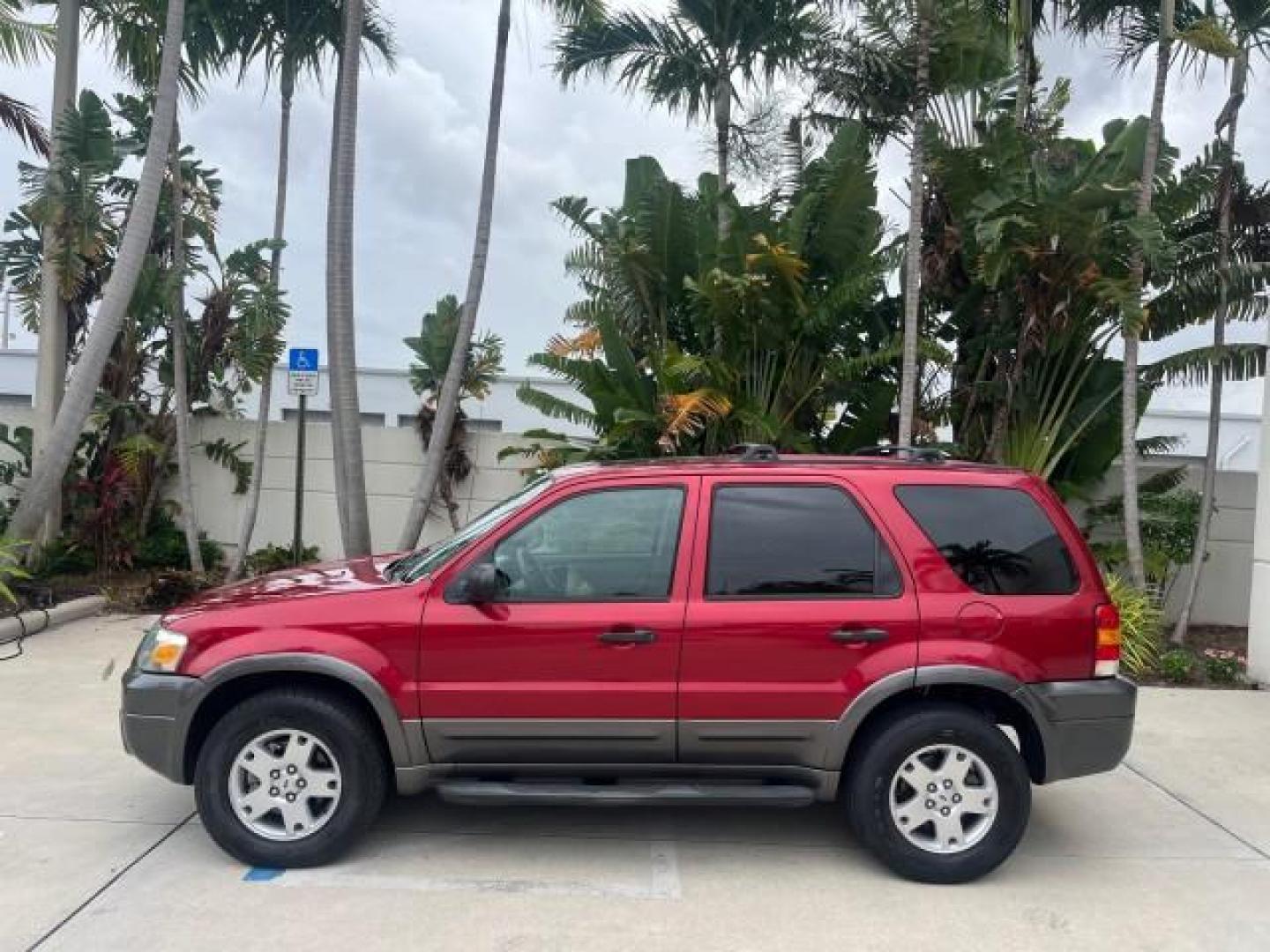 2006 Redfire Metallic /Medium/Dk Flint Ford Escape 1 FL 4wd XLT LOW MILES 35,769 (1FMYU93106K) with an 3.0L DOHC SEFI 24-Valve V6 Duratec Engine engine, Automatic transmission, located at 4701 North Dixie Hwy, Pompano Beach, FL, 33064, (954) 422-2889, 26.240938, -80.123474 - OUR WEBPAGE FLORIDACARS1.COM HAS OVER 100 PHOTOS AND FREE CARFAX LINK 2006 FORD ESCAPE XLT ROAD READY 3.0L V6 VIN: 1FMYU93106KC44045 NO RECALLS 4X4 4 DOOR WAGON/SPORT UTILITY 1 OWNER FLORIDA 3.0L V6 F DOHC ON DEMAND 4WD GASOLINE LOW MILES 35,769 FRONT WHEEL DRIVE W/ 4X4 POWER SEATS/SUNROOF AWD Anti- - Photo#4